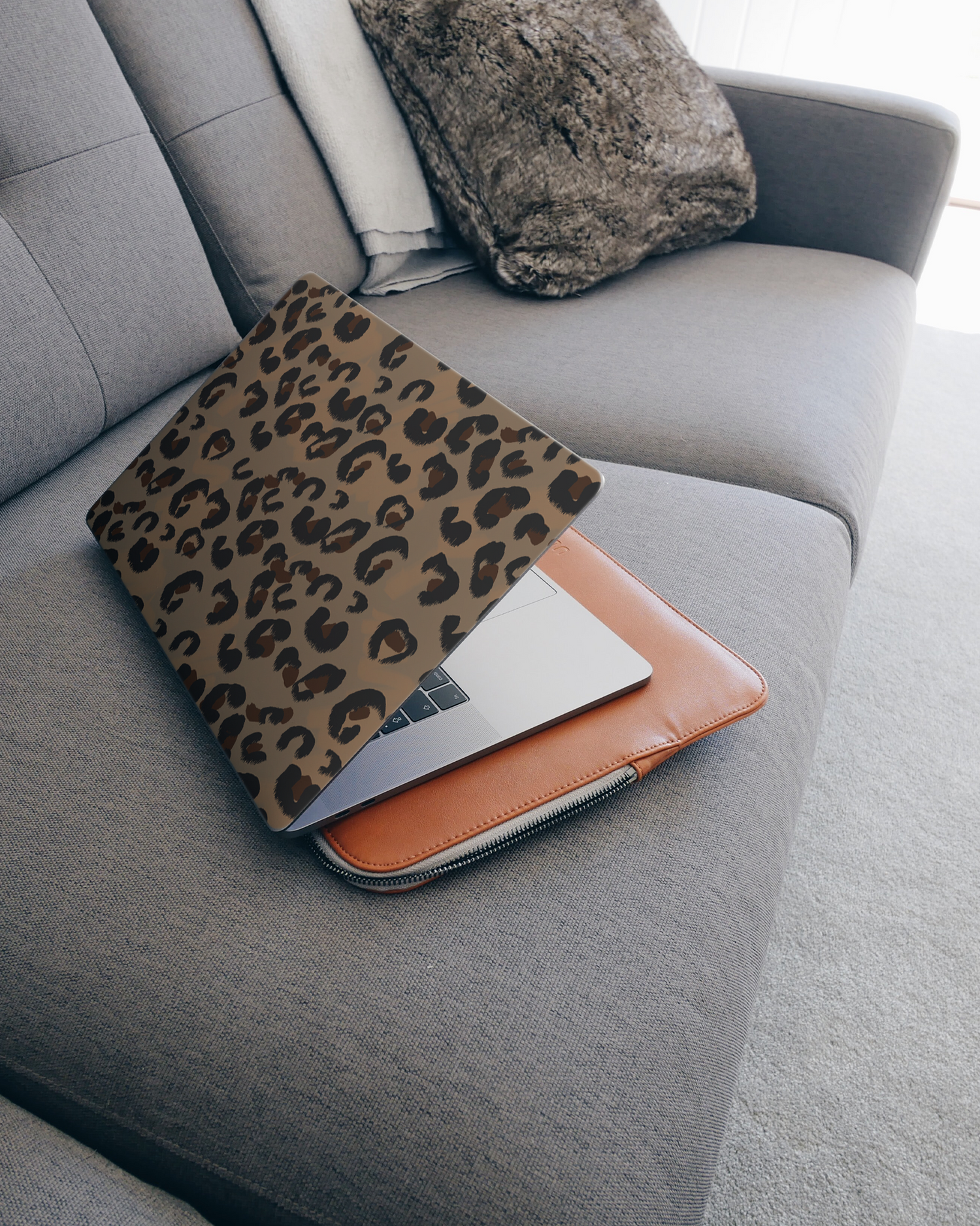 Leopard Repeat Laptop Aufkleber für 15 Zoll Apple MacBooks auf dem Sofa