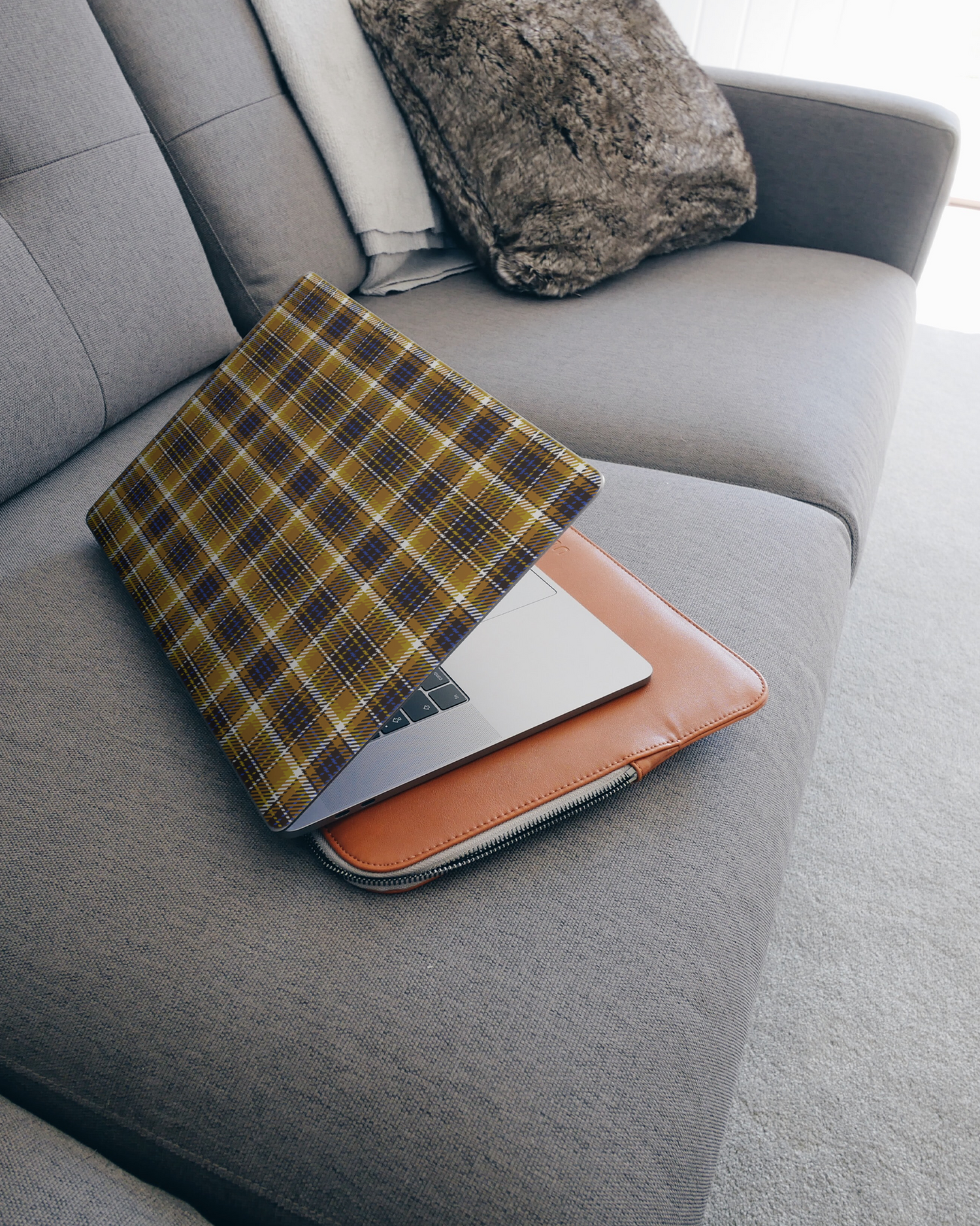 Autumn Country Plaid Laptop Aufkleber für 15 Zoll Apple MacBooks auf dem Sofa