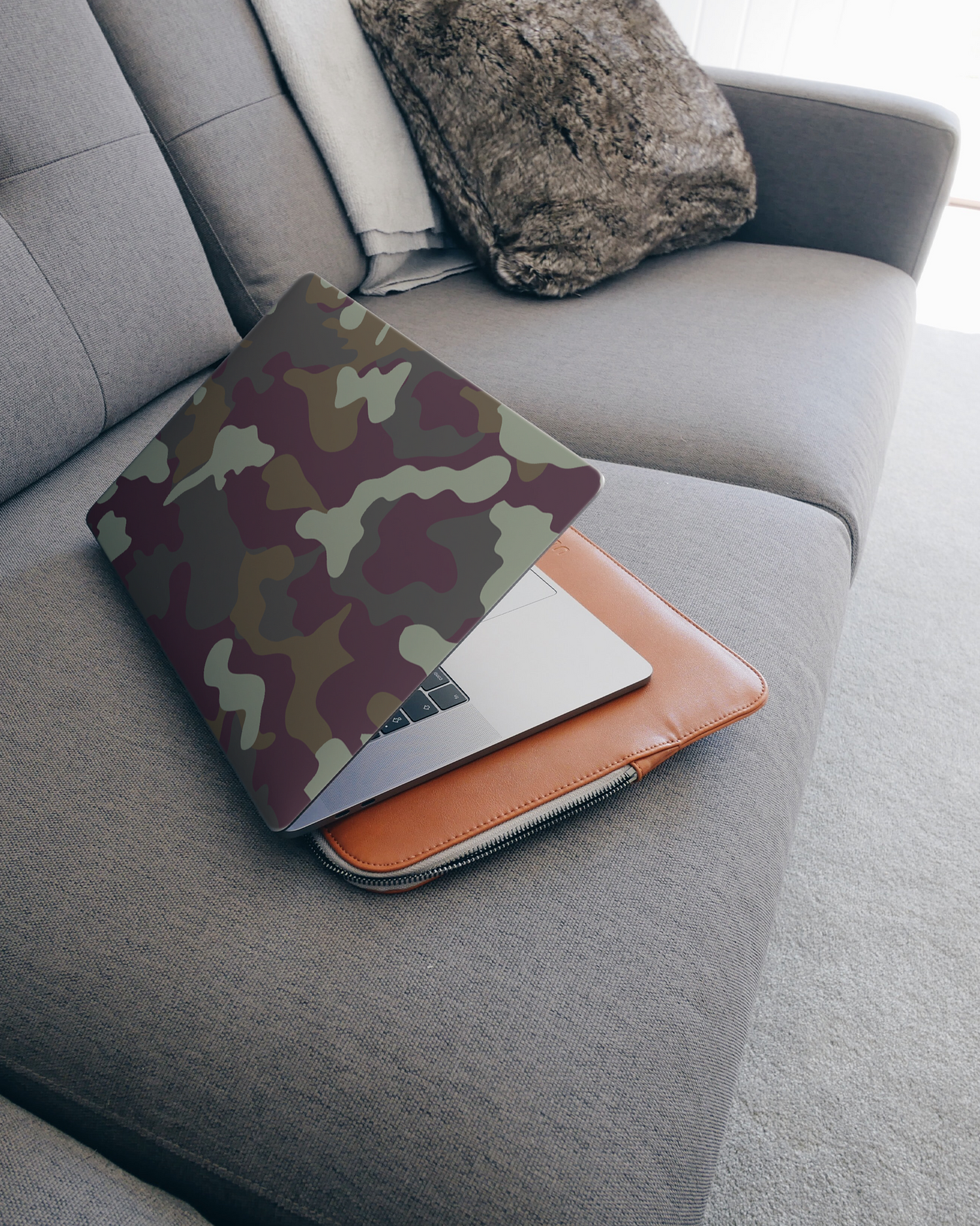 Night Camo Laptop Aufkleber für 15 Zoll Apple MacBooks auf dem Sofa
