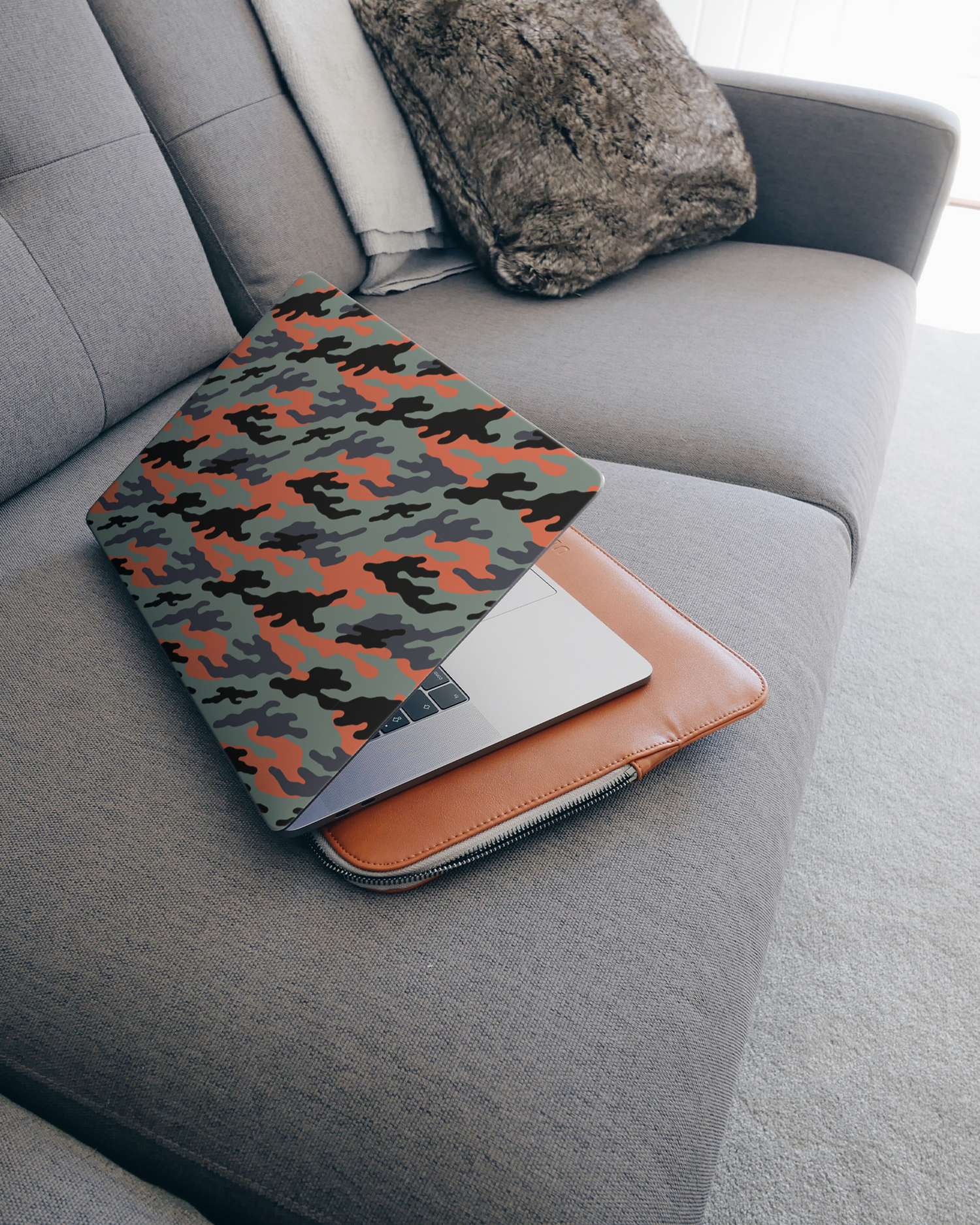 Camo Sunset Laptop Aufkleber für 15 Zoll Apple MacBooks auf dem Sofa