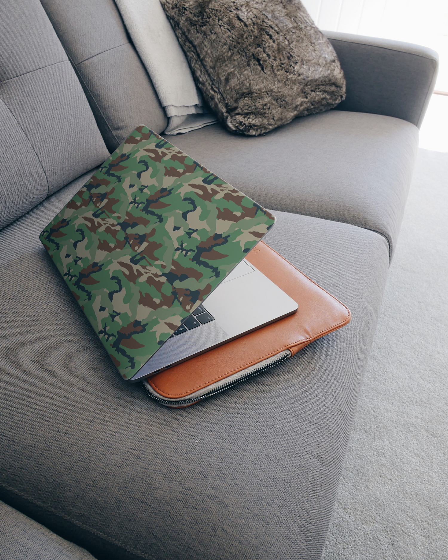 Green and Brown Camo Laptop Aufkleber für 15 Zoll Apple MacBooks auf dem Sofa