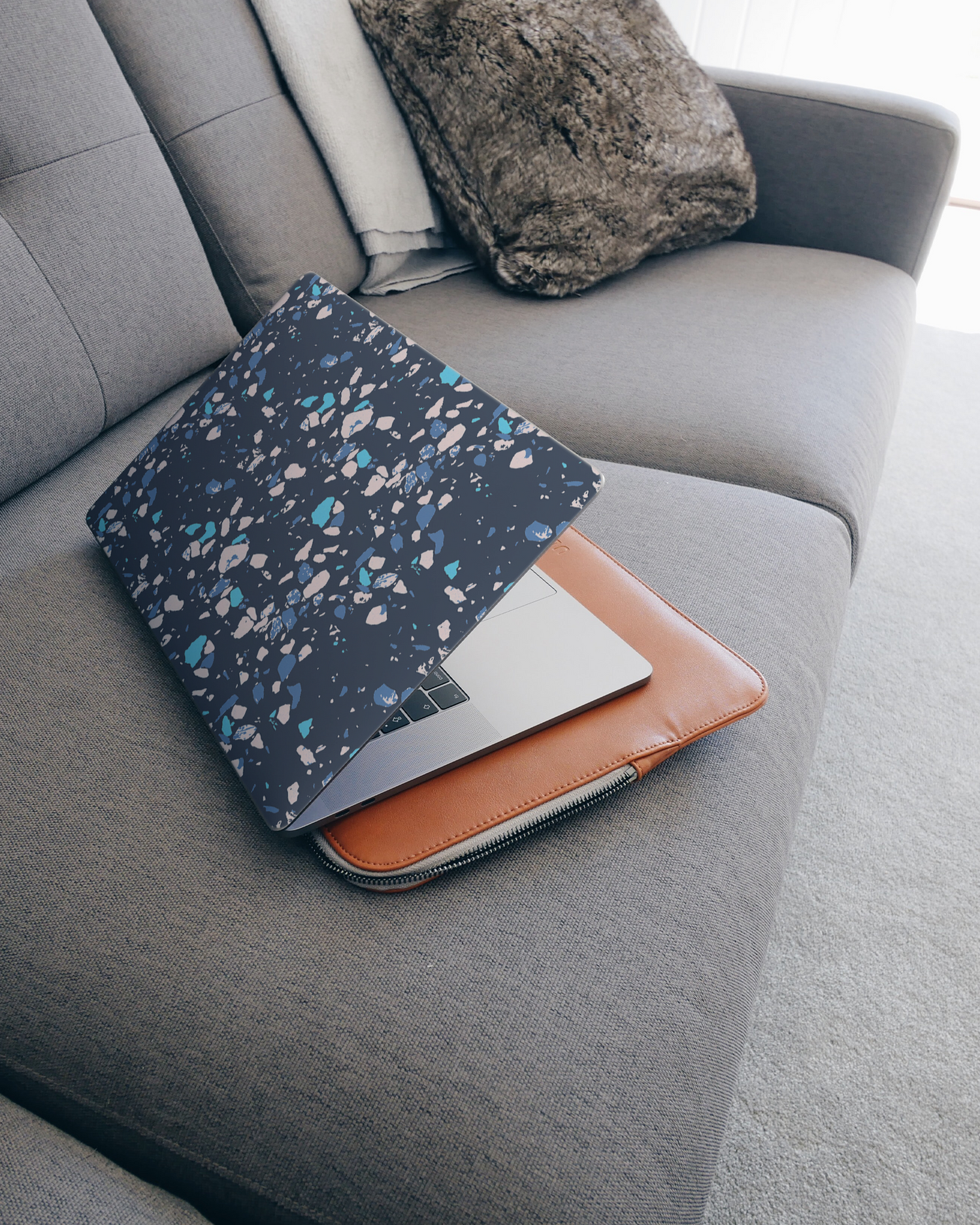 Speckled Marble Laptop Aufkleber für 15 Zoll Apple MacBooks auf dem Sofa