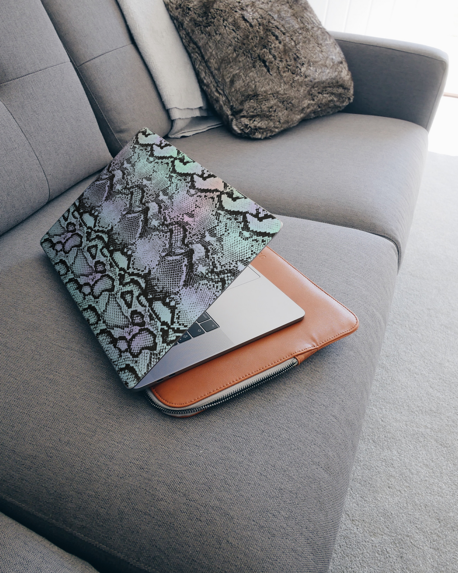 Groovy Snakeskin Laptop Aufkleber für 15 Zoll Apple MacBooks auf dem Sofa