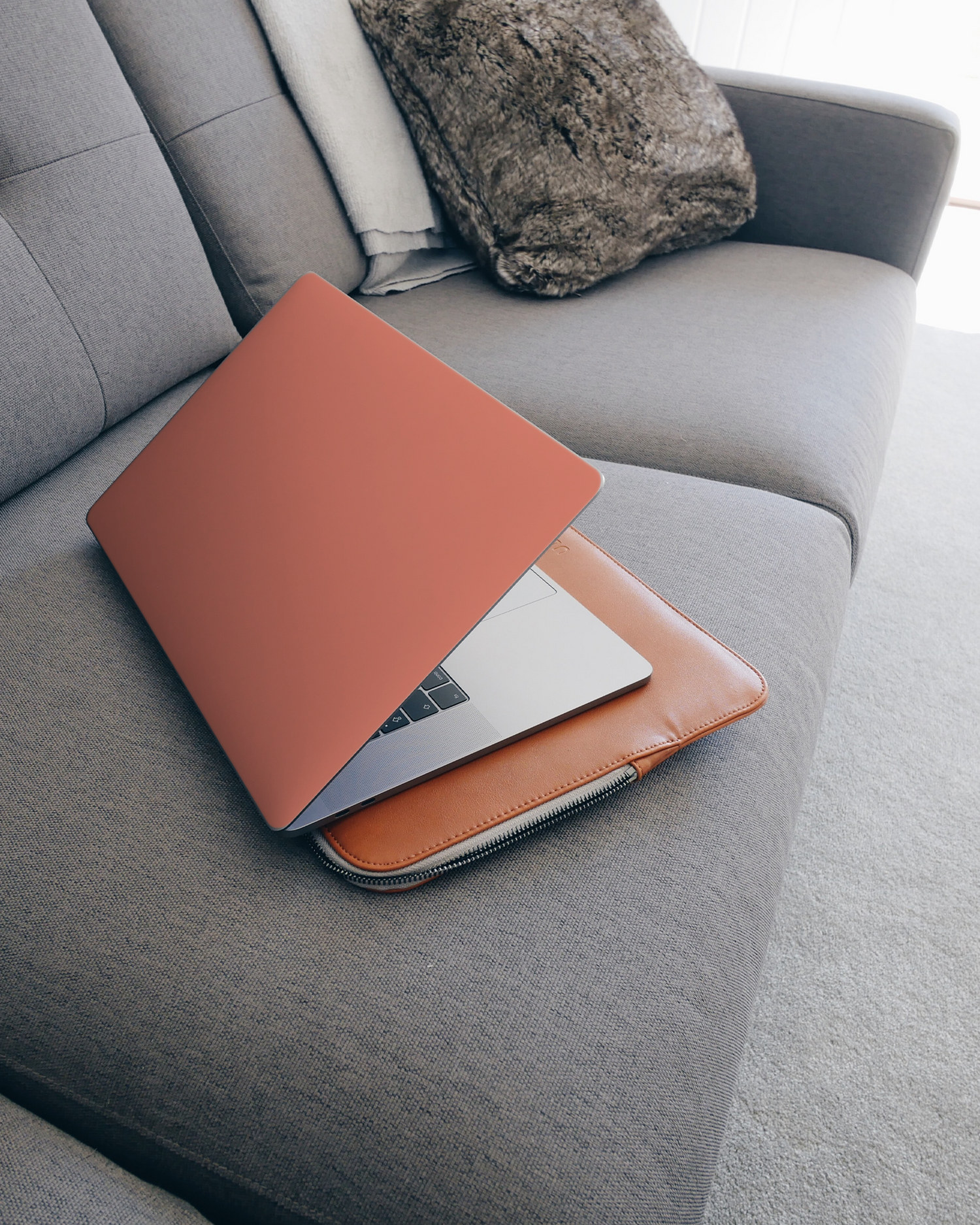 DEEP CORAL Laptop Aufkleber für 15 Zoll Apple MacBooks auf dem Sofa