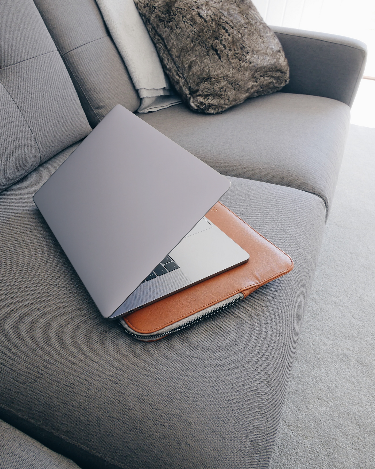 LIGHT PURPLE Laptop Aufkleber für 15 Zoll Apple MacBooks auf dem Sofa