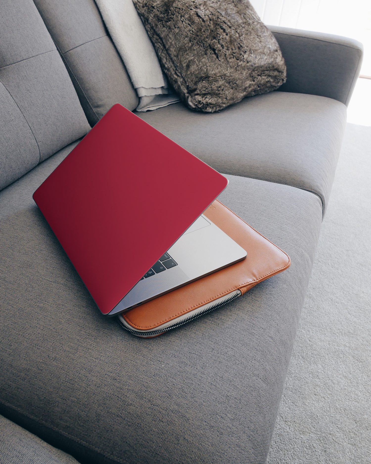 RED Laptop Aufkleber für 15 Zoll Apple MacBooks auf dem Sofa
