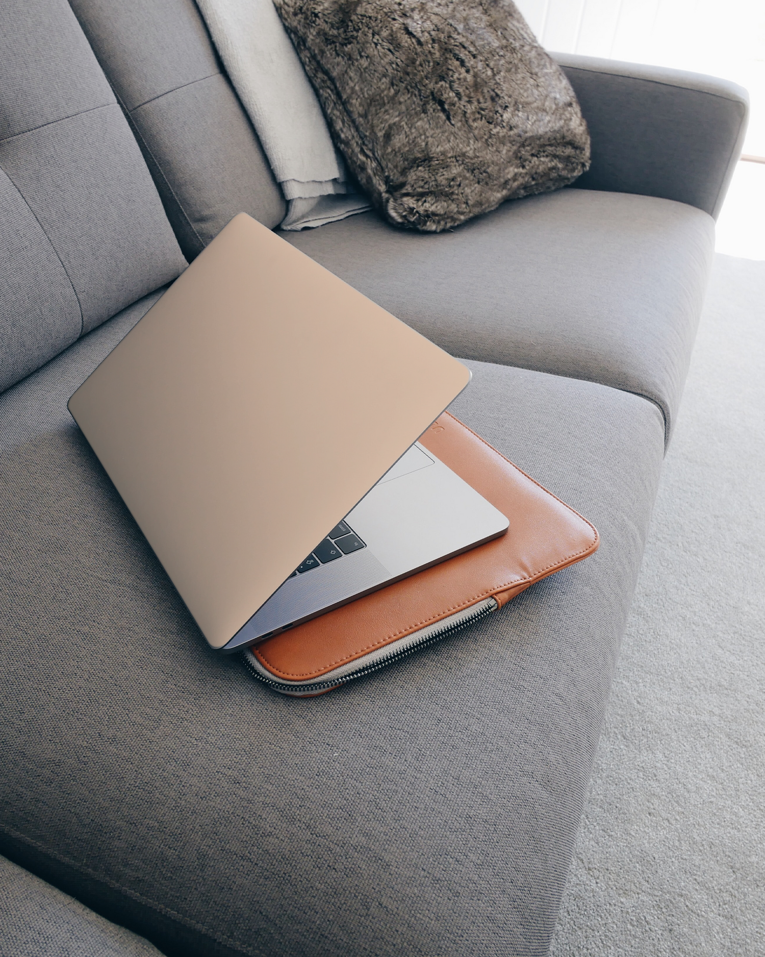 PEACH Laptop Aufkleber für 15 Zoll Apple MacBooks auf dem Sofa