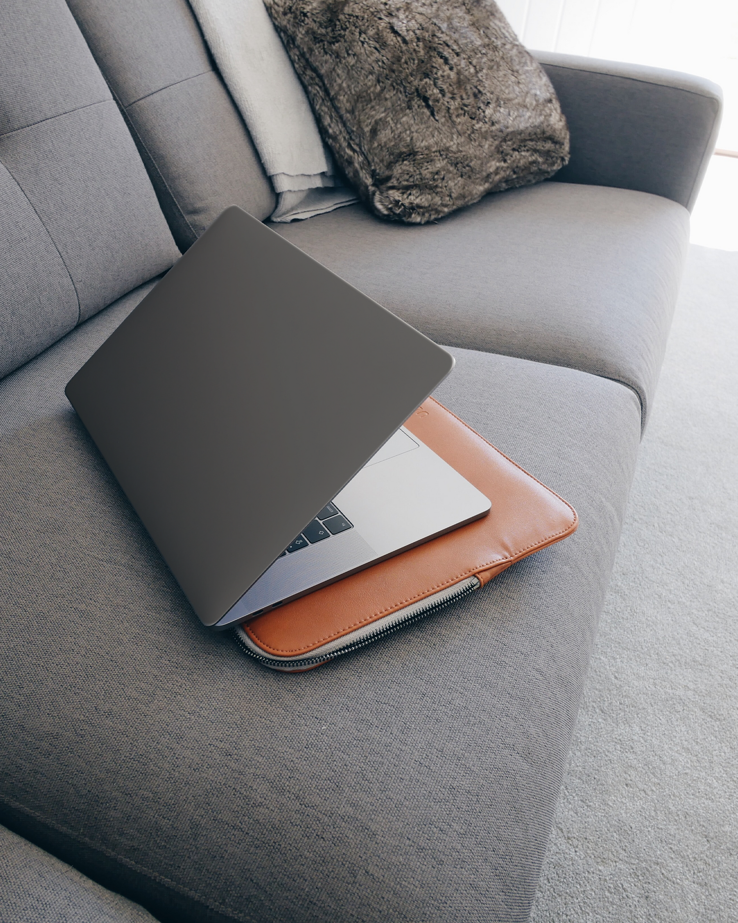 SPACE GREY Laptop Aufkleber für 15 Zoll Apple MacBooks auf dem Sofa