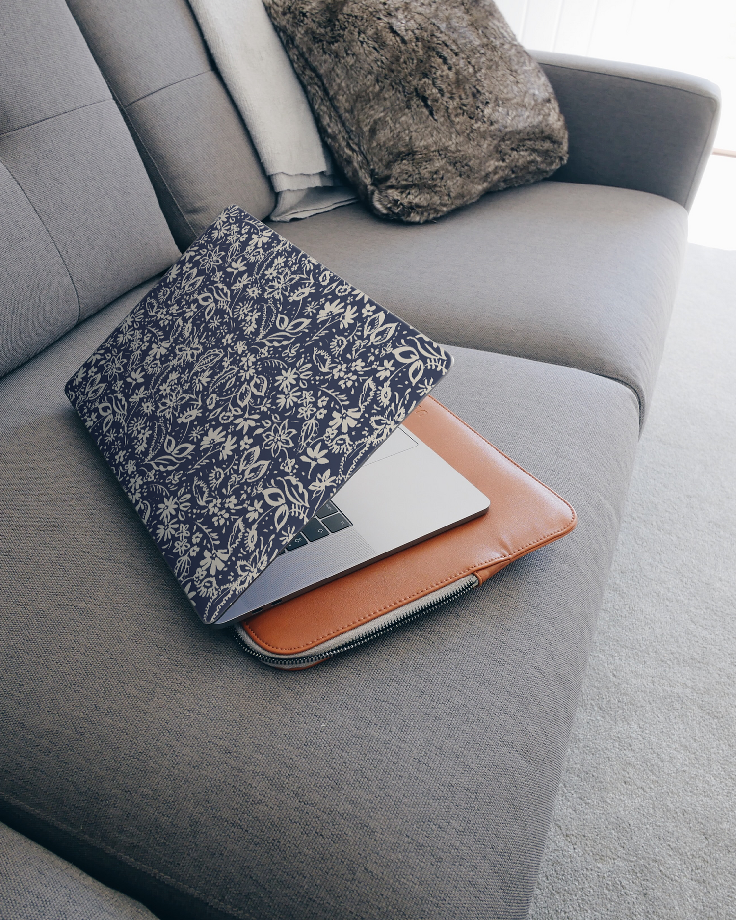 Ditsy Blue Paisley Laptop Aufkleber für 15 Zoll Apple MacBooks auf dem Sofa