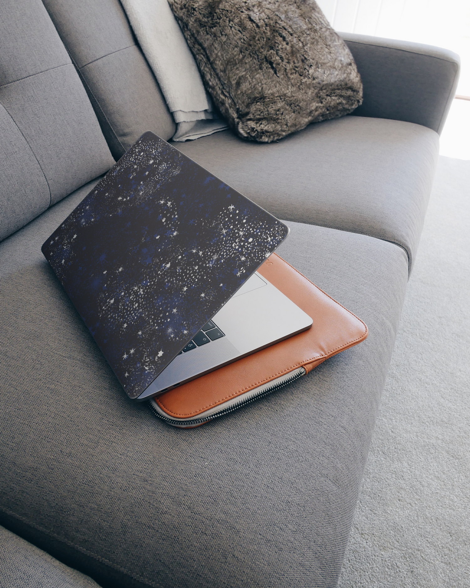 Starry Night Sky Laptop Aufkleber für 15 Zoll Apple MacBooks auf dem Sofa