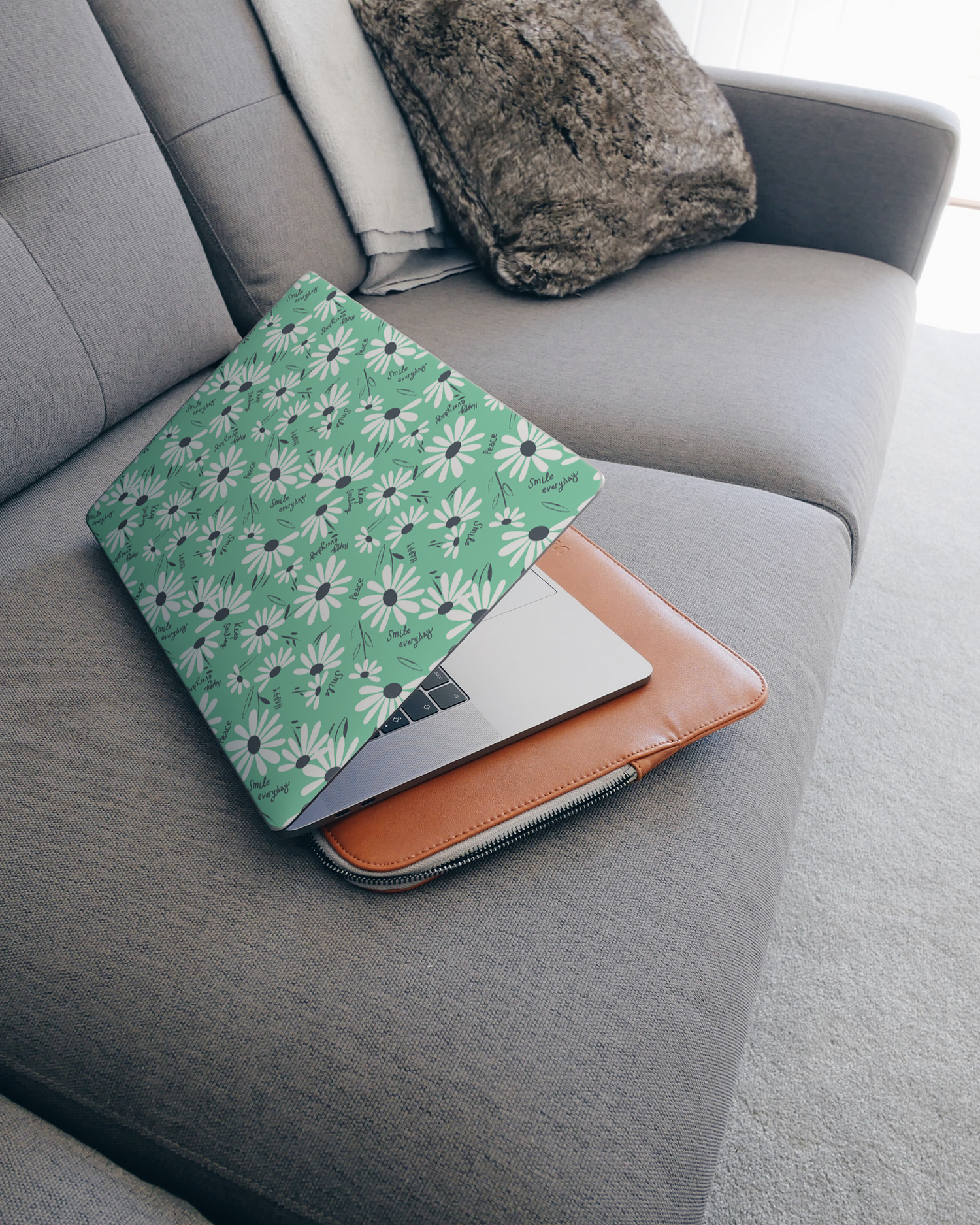 Positive Daisies Laptop Aufkleber für 15 Zoll Apple MacBooks auf dem Sofa