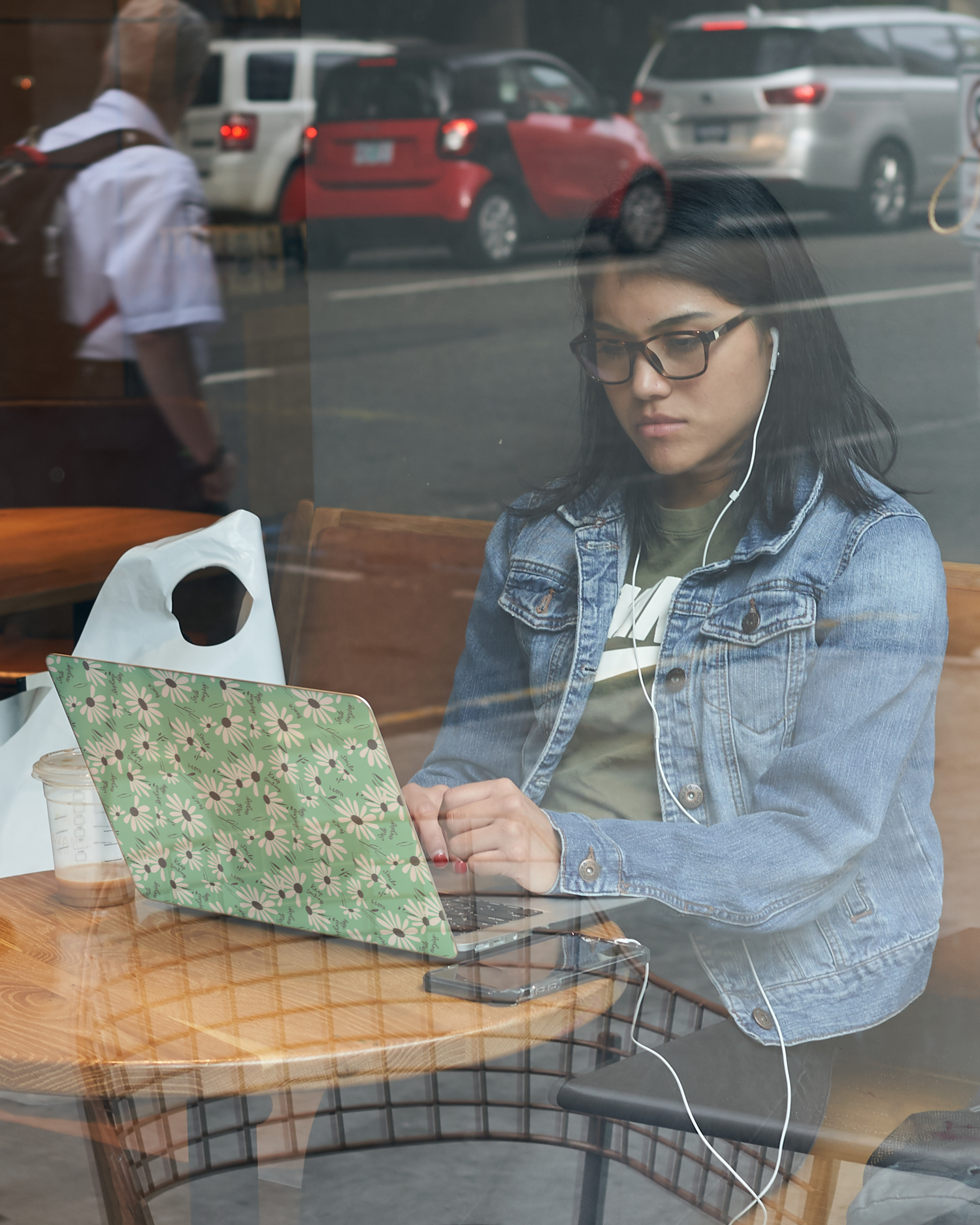 Positive Daisies Laptop Aufkleber für 15 Zoll Apple MacBooks bei der Arbeit