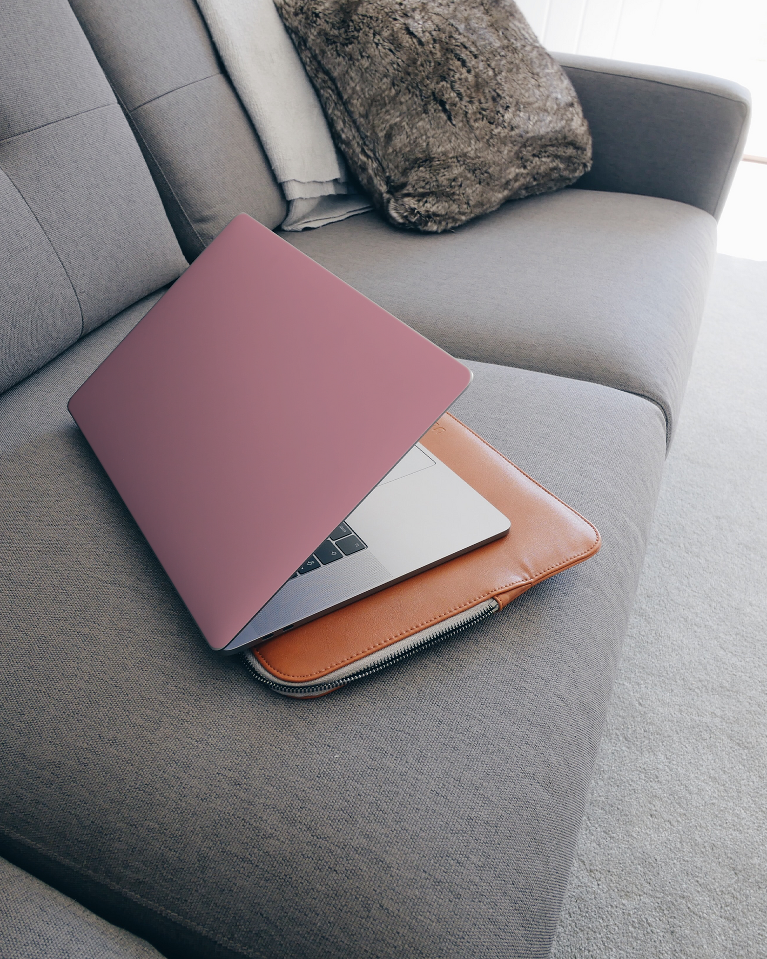 WILD ROSE Laptop Aufkleber für 15 Zoll Apple MacBooks auf dem Sofa