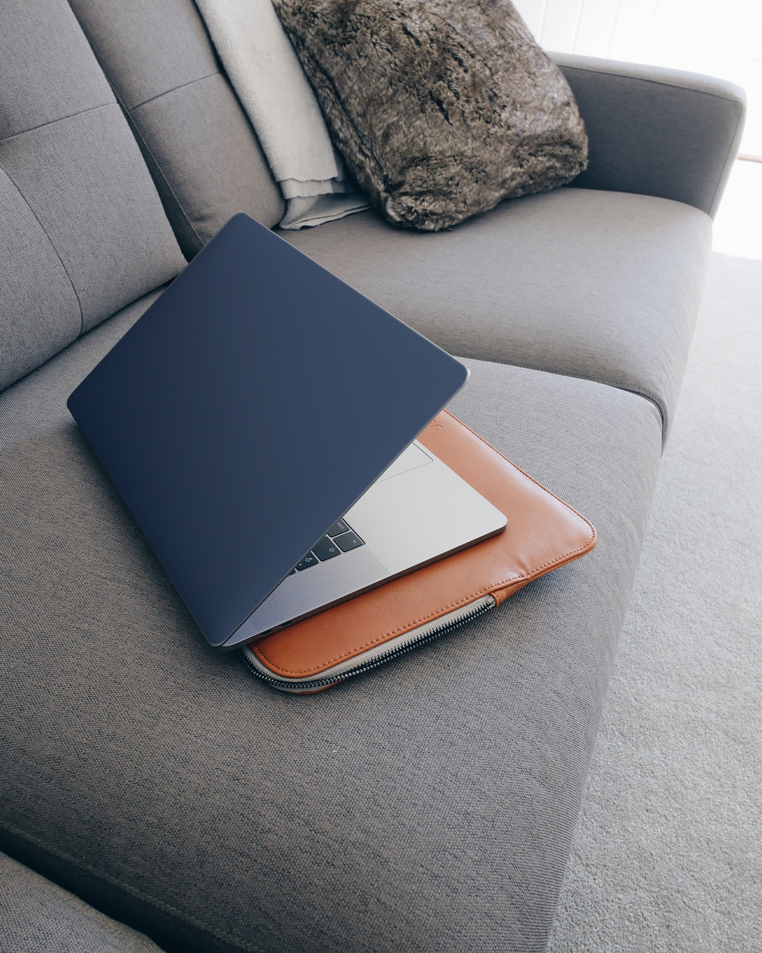 NAVY Laptop Aufkleber für 15 Zoll Apple MacBooks auf dem Sofa