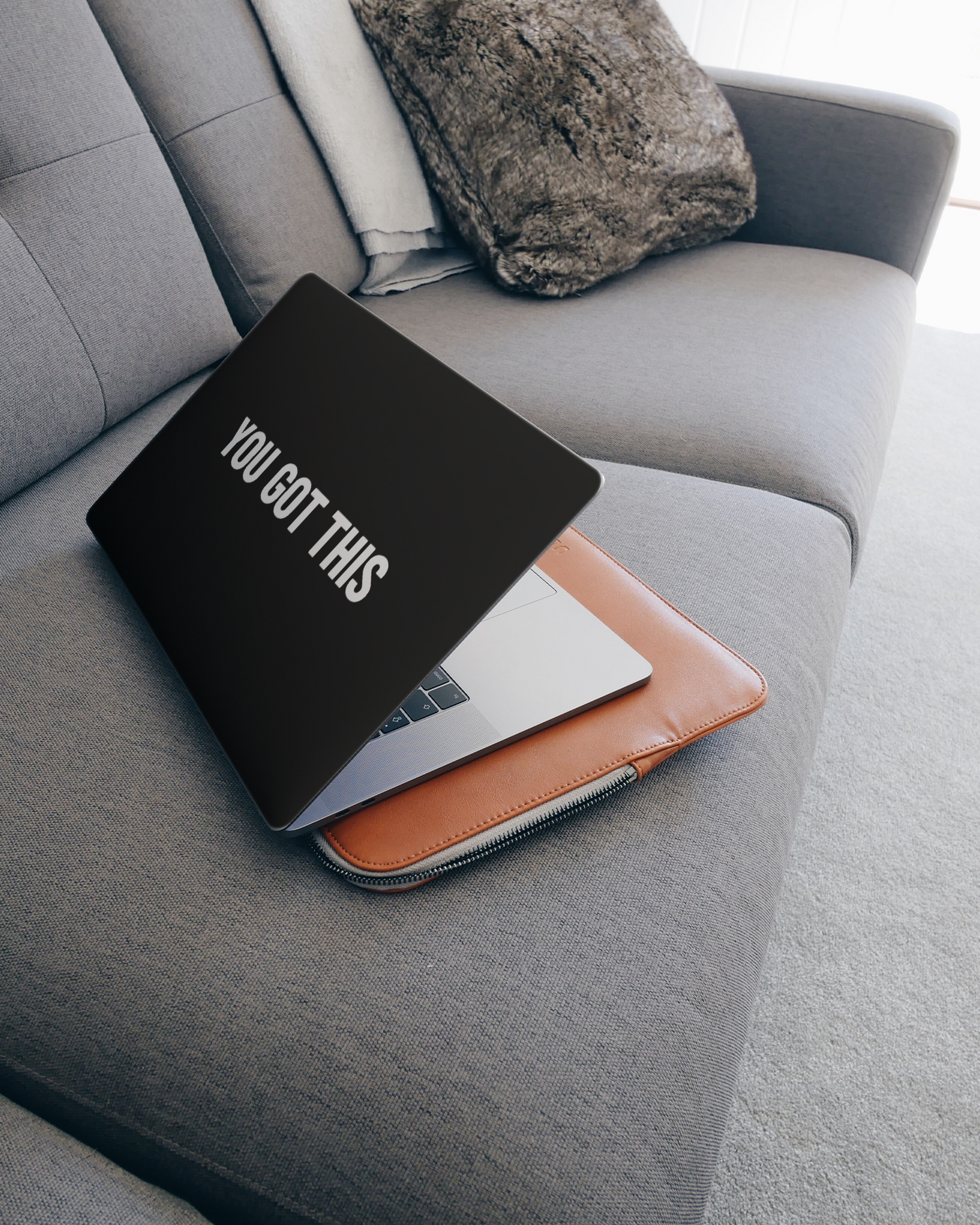 You Got This Black Laptop Aufkleber für 15 Zoll Apple MacBooks auf dem Sofa