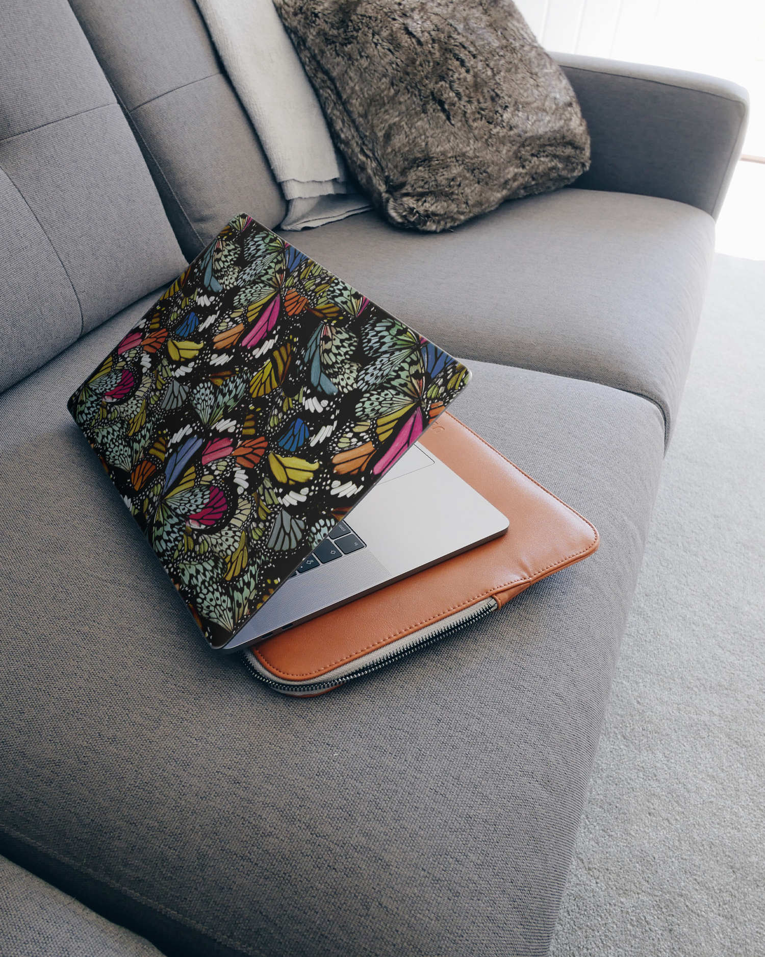 Psychedelic Butterflies Laptop Aufkleber für 15 Zoll Apple MacBooks auf dem Sofa