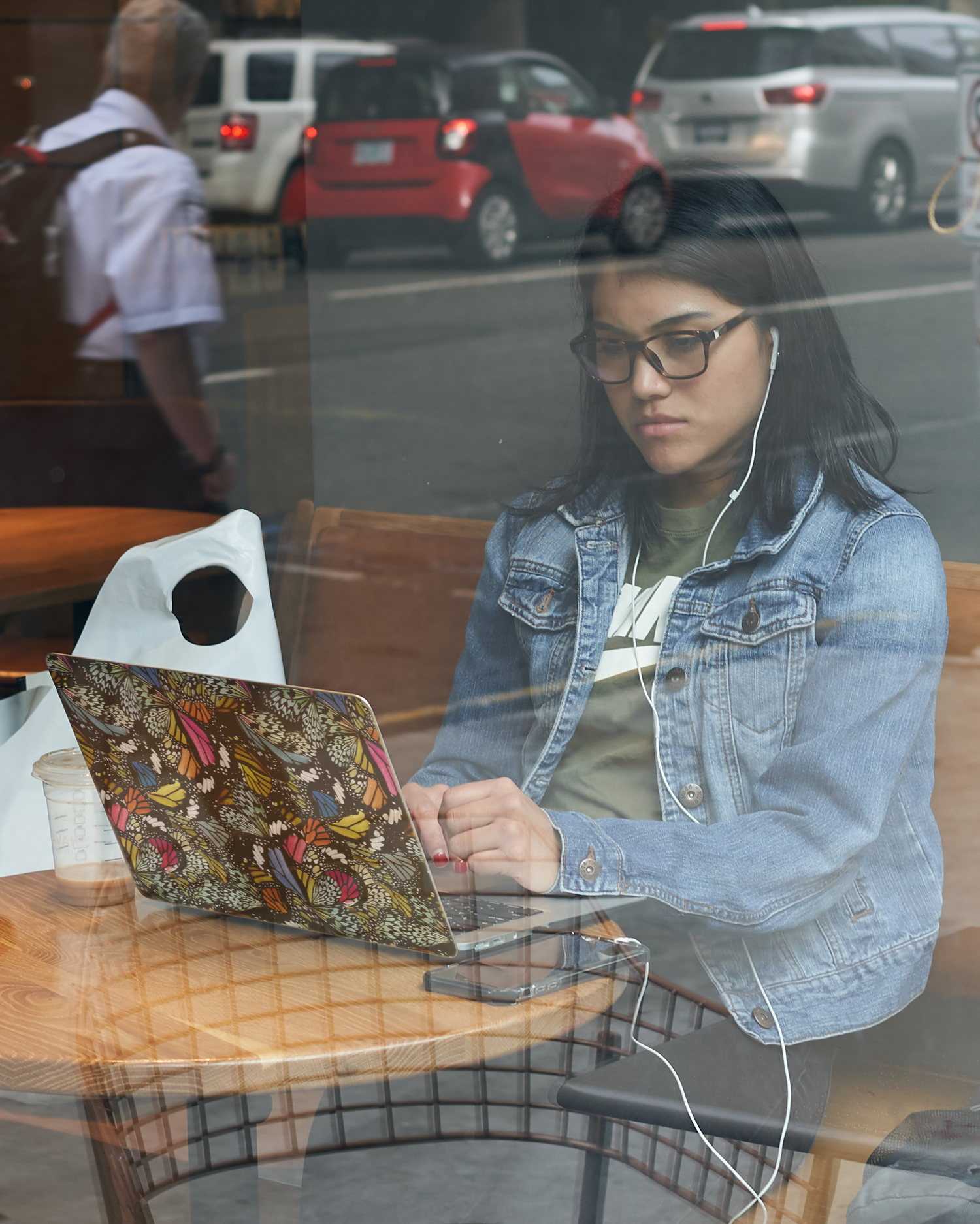 Psychedelic Butterflies Laptop Aufkleber für 15 Zoll Apple MacBooks bei der Arbeit