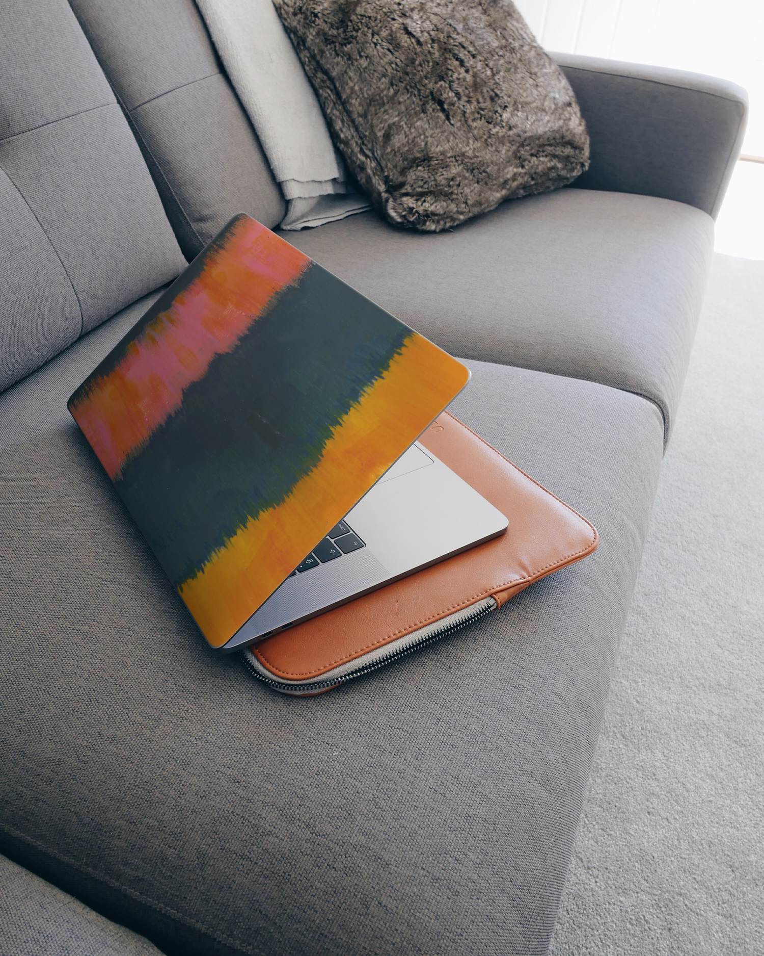 Ombre Gradient Laptop Aufkleber für 15 Zoll Apple MacBooks auf dem Sofa