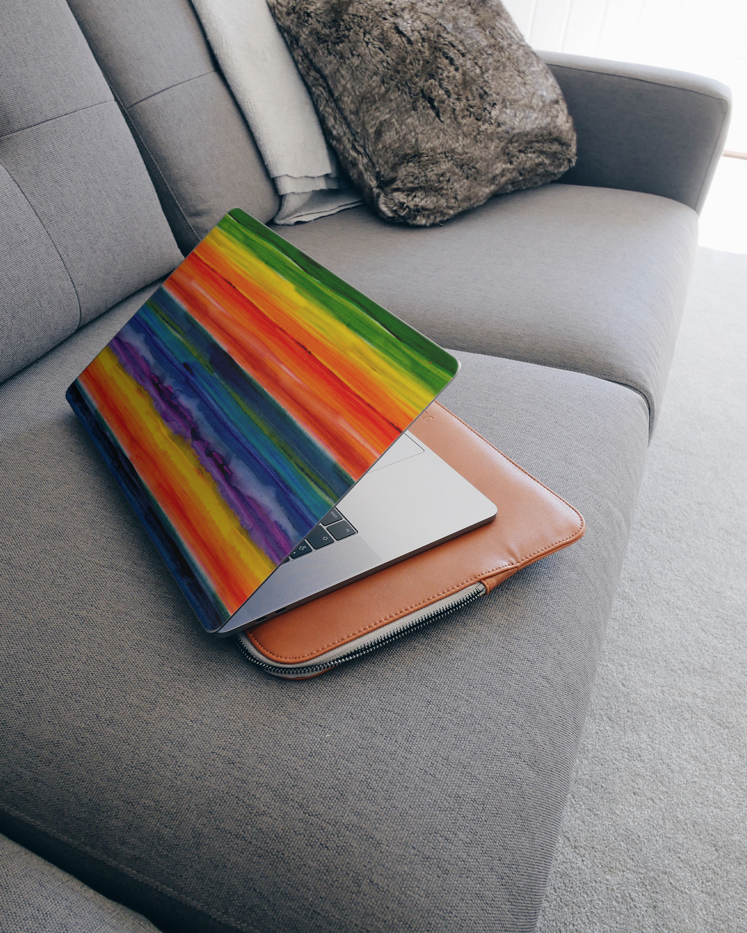 Striped Tie Dye Laptop Aufkleber für 15 Zoll Apple MacBooks auf dem Sofa