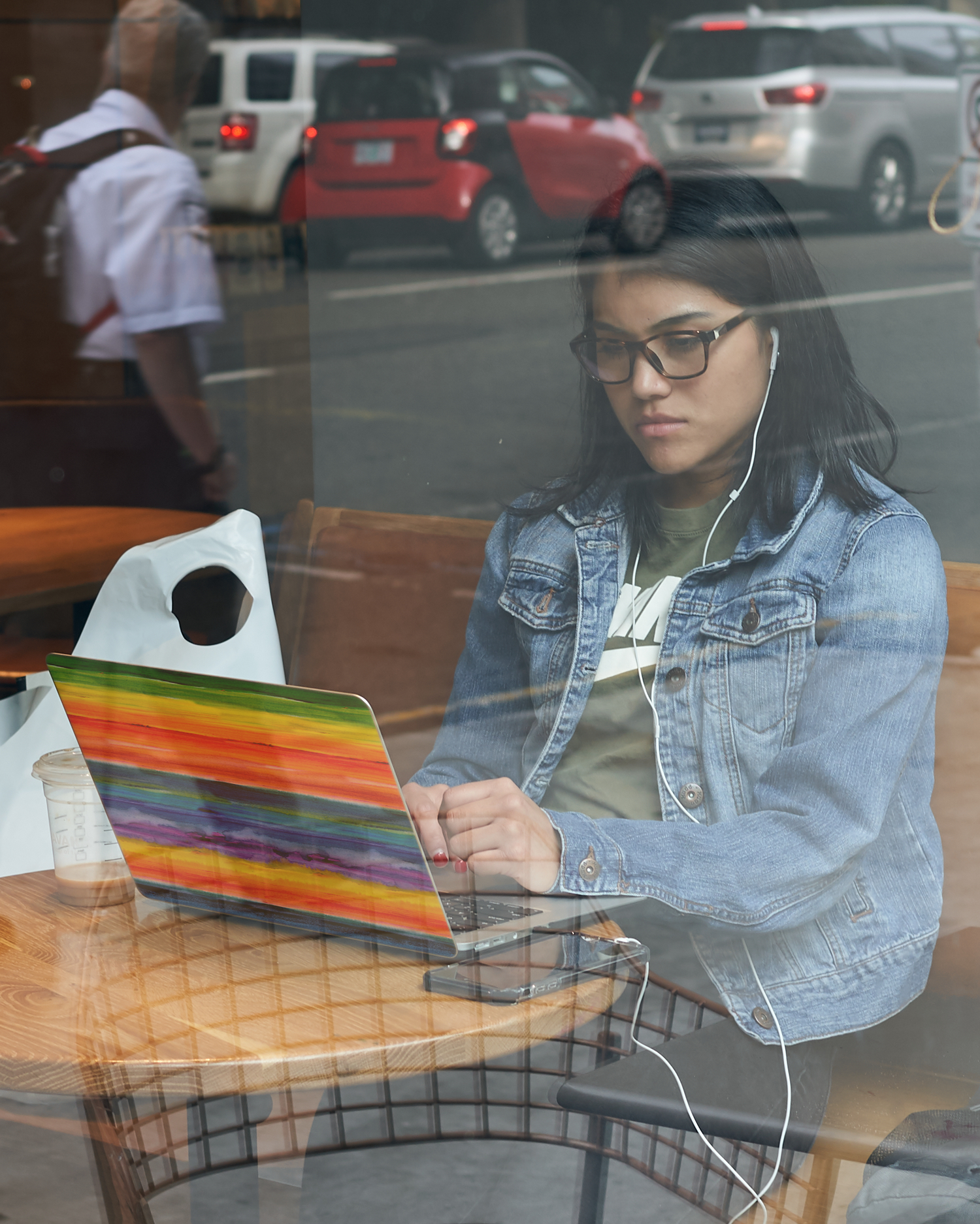 Striped Tie Dye Laptop Aufkleber für 15 Zoll Apple MacBooks bei der Arbeit
