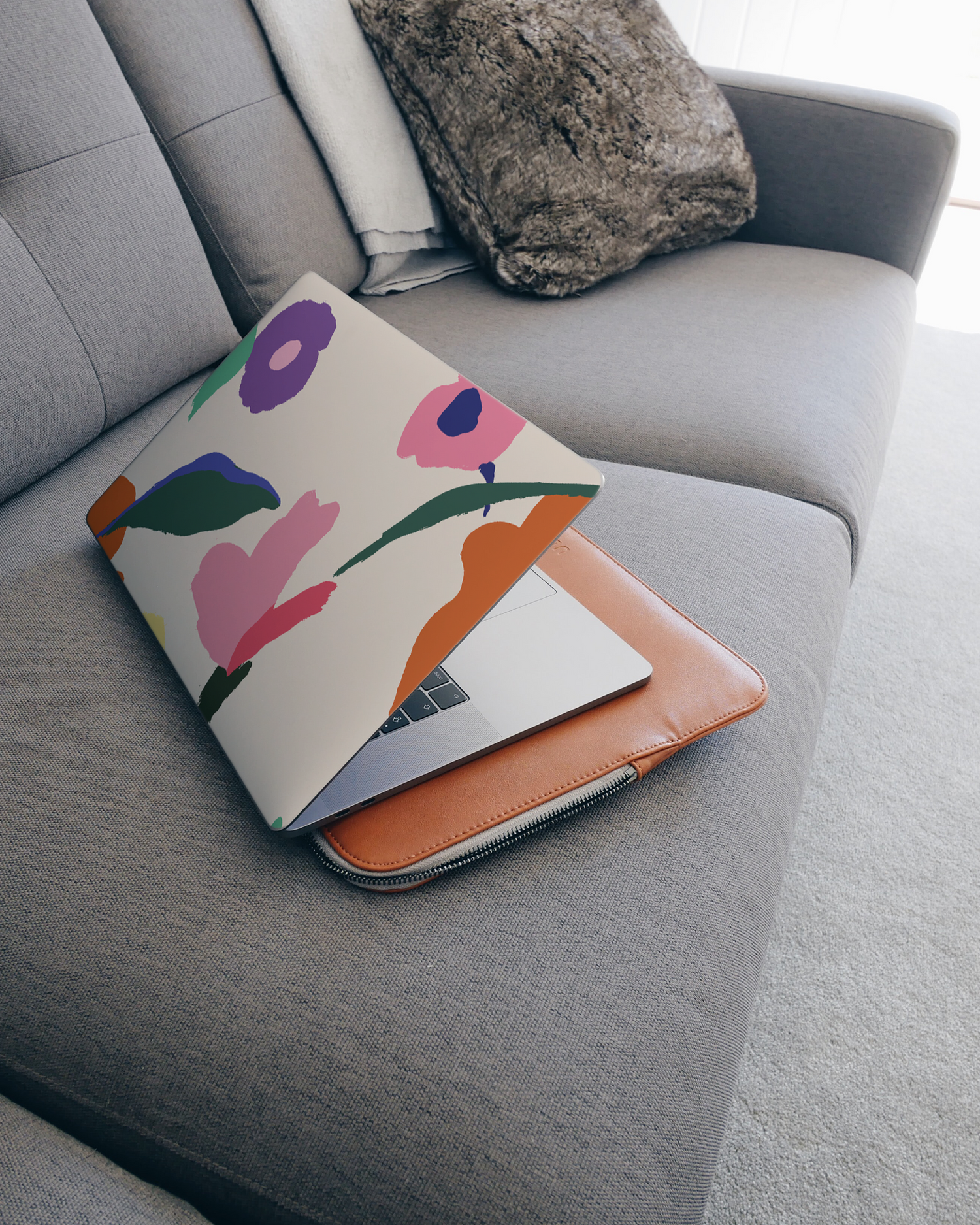 Handpainted Blooms Laptop Aufkleber für 15 Zoll Apple MacBooks auf dem Sofa
