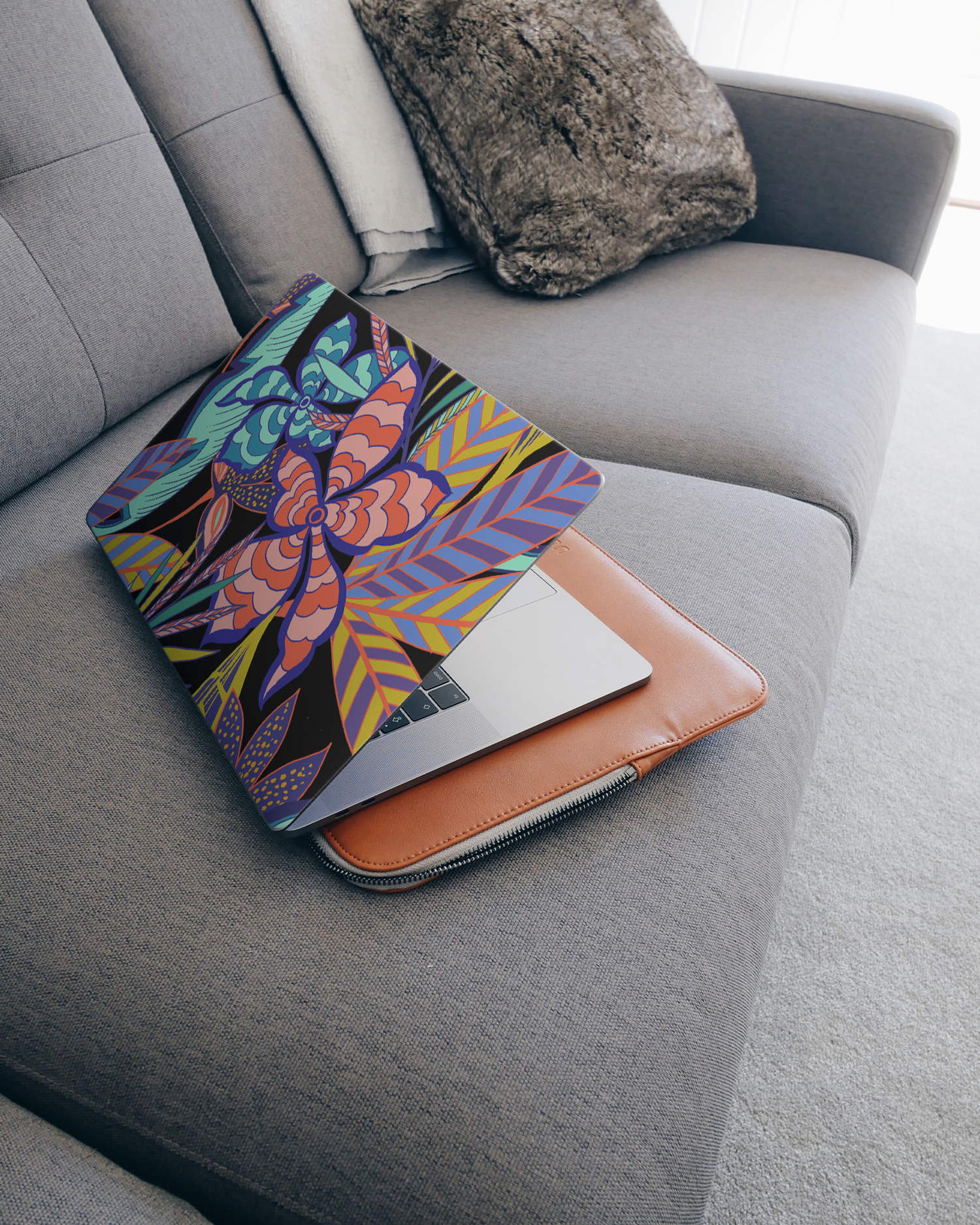 Tropical Psychedelic Pattern Laptop Aufkleber für 15 Zoll Apple MacBooks auf dem Sofa