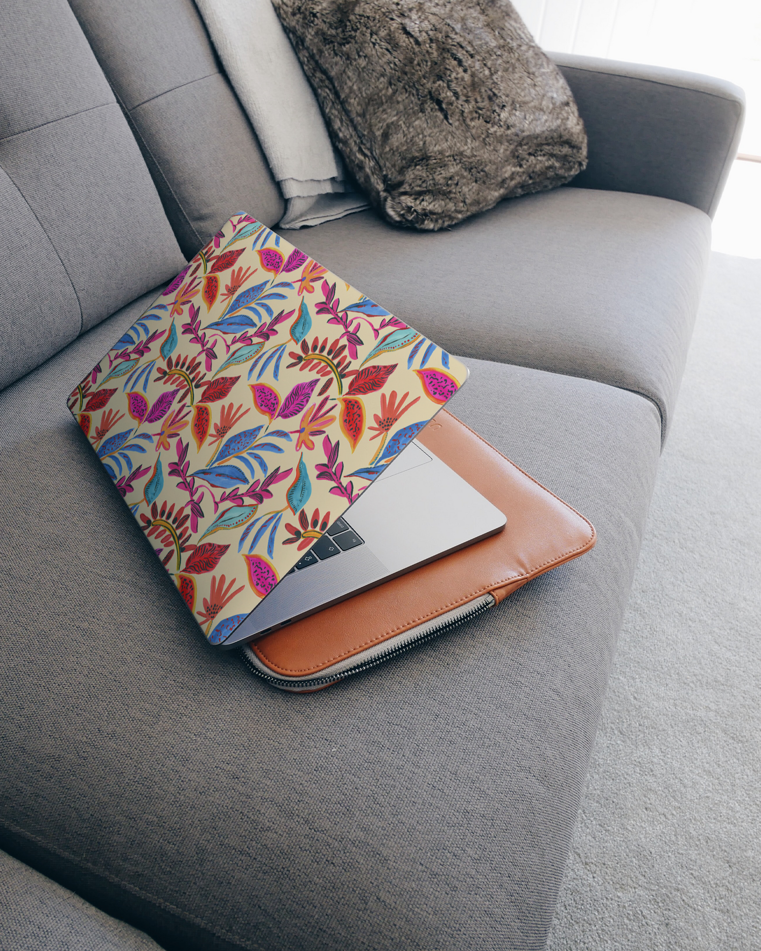 Painterly Spring Leaves Laptop Aufkleber für 15 Zoll Apple MacBooks auf dem Sofa