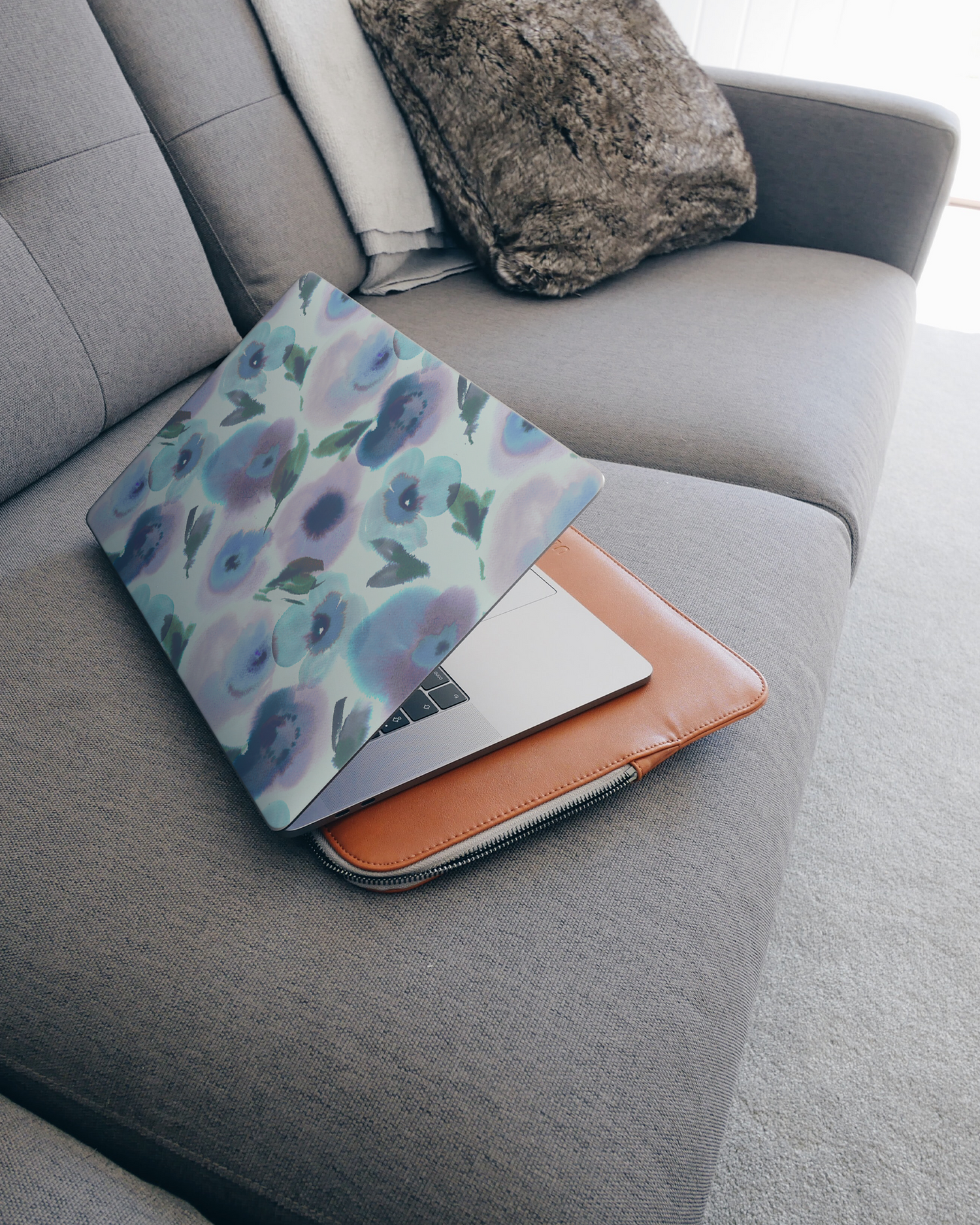 Watercolour Flowers Blue Laptop Aufkleber für 15 Zoll Apple MacBooks auf dem Sofa