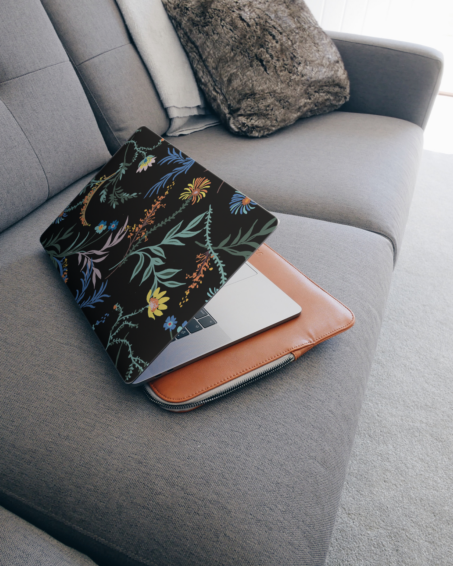 Woodland Spring Floral Laptop Aufkleber für 15 Zoll Apple MacBooks auf dem Sofa