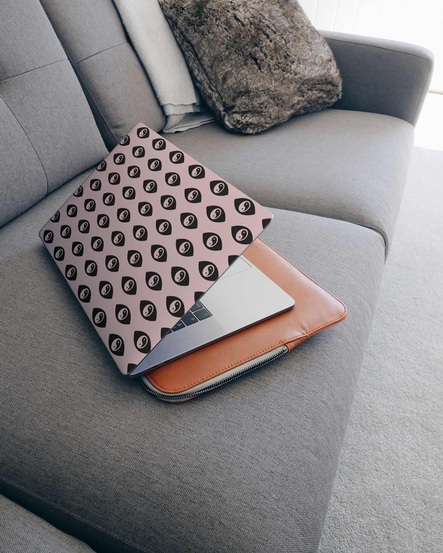 Yin Yang Repeat Laptop Aufkleber für 15 Zoll Apple MacBooks auf dem Sofa