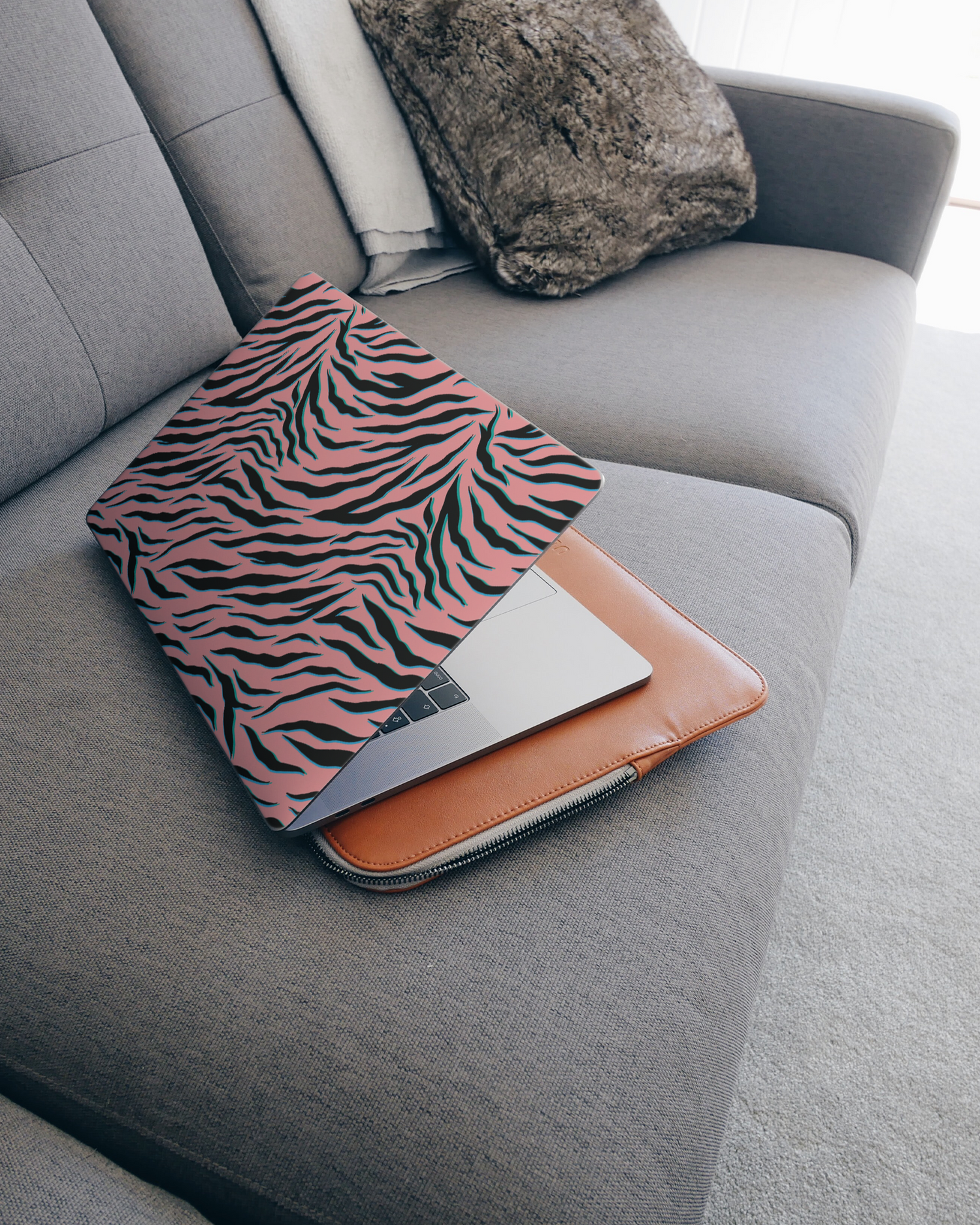 Pink Zebra Laptop Aufkleber für 15 Zoll Apple MacBooks auf dem Sofa