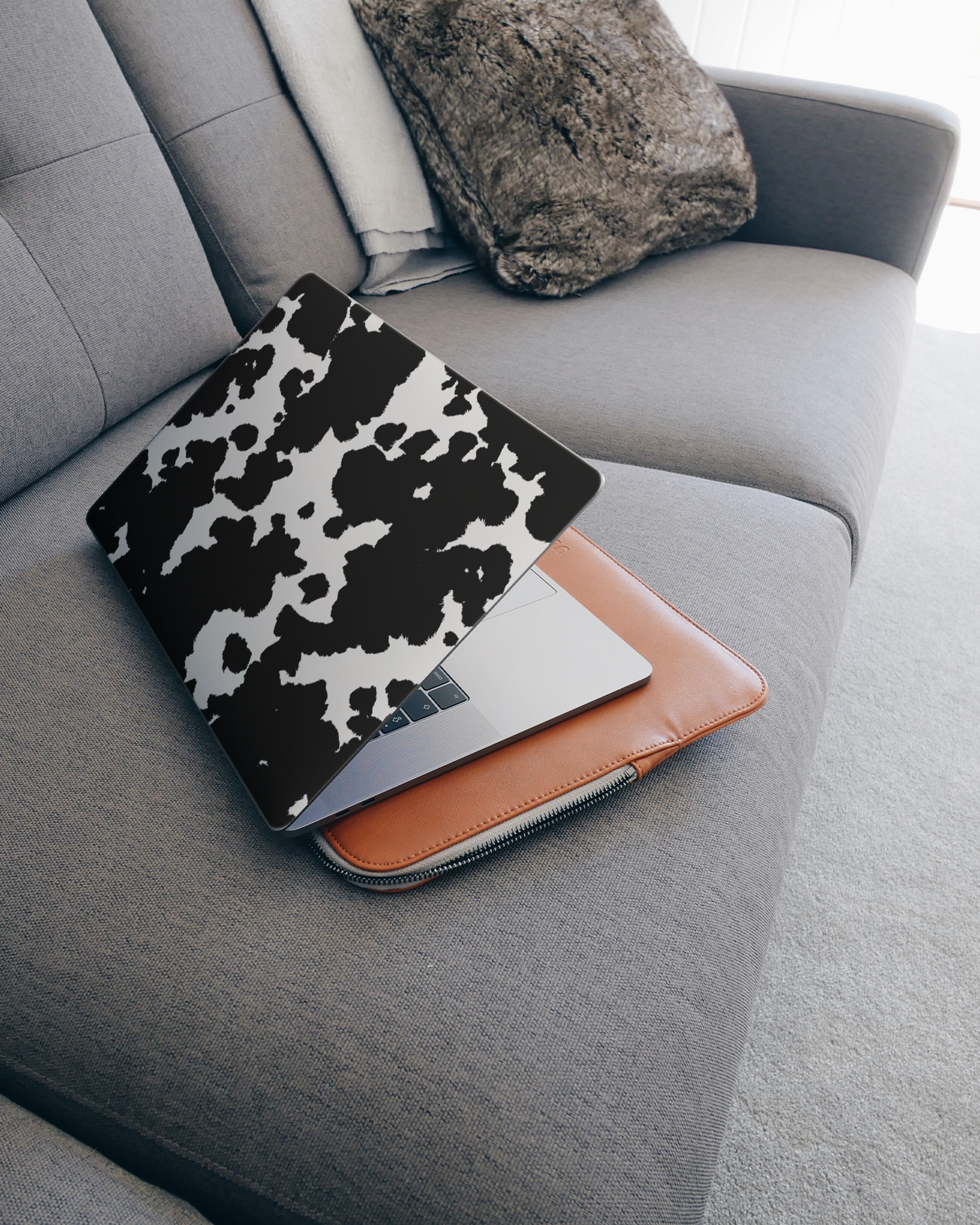 Cow Print Laptop Aufkleber für 15 Zoll Apple MacBooks auf dem Sofa