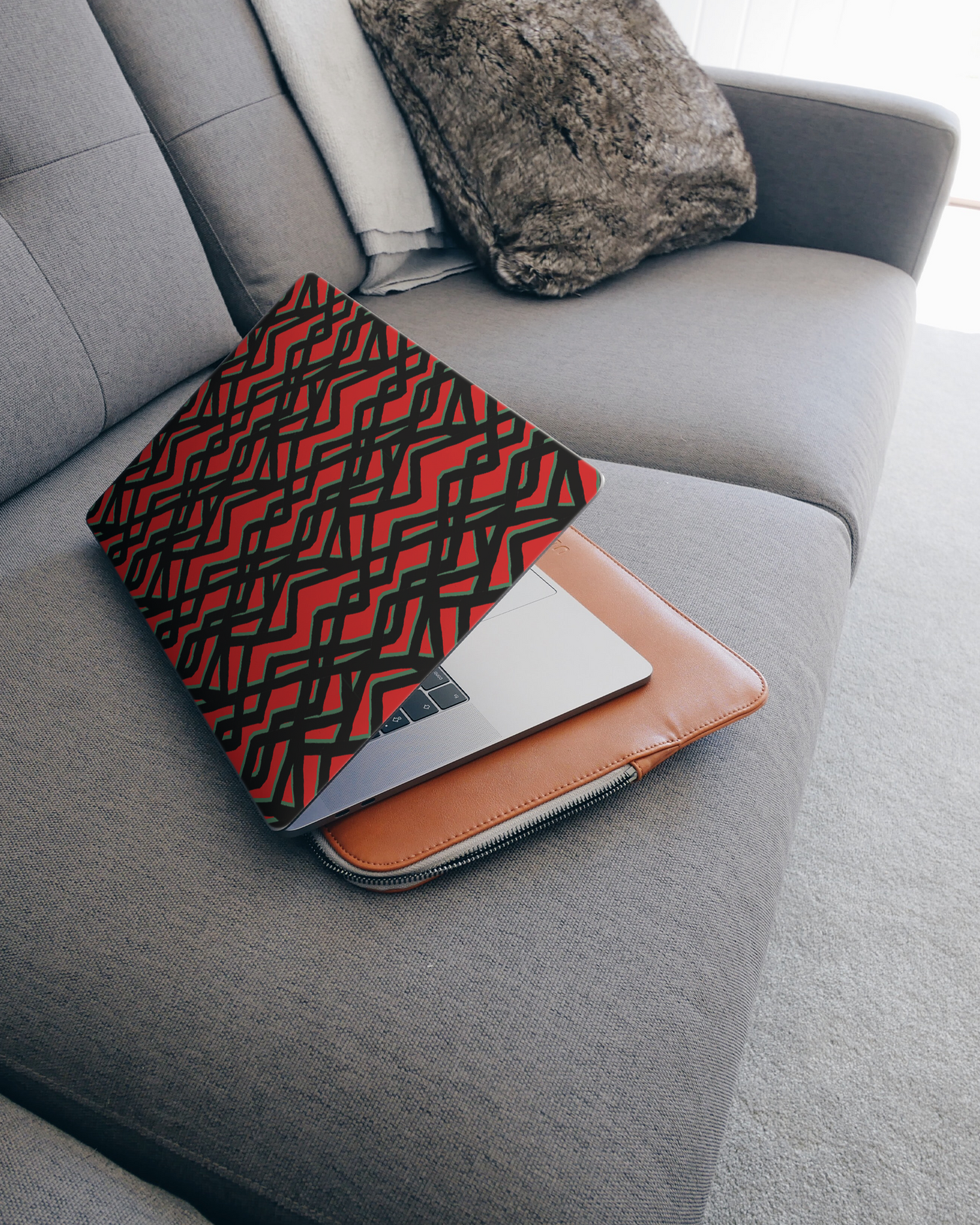 Fences Pattern Laptop Aufkleber für 15 Zoll Apple MacBooks auf dem Sofa