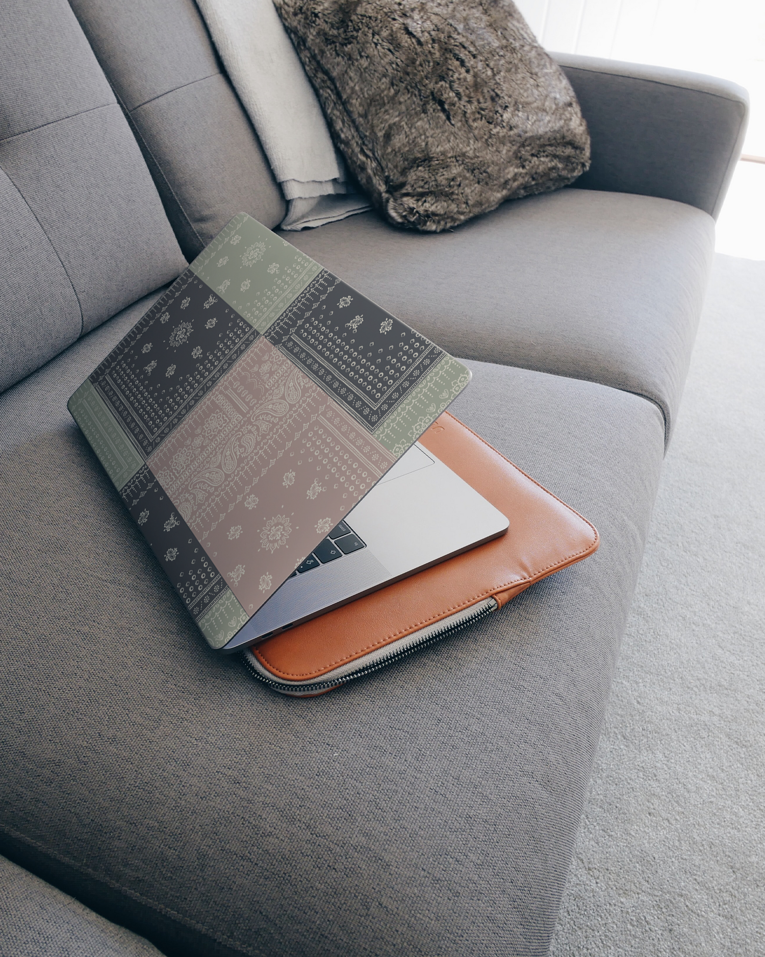 Bandana Patchwork Laptop Aufkleber für 15 Zoll Apple MacBooks auf dem Sofa