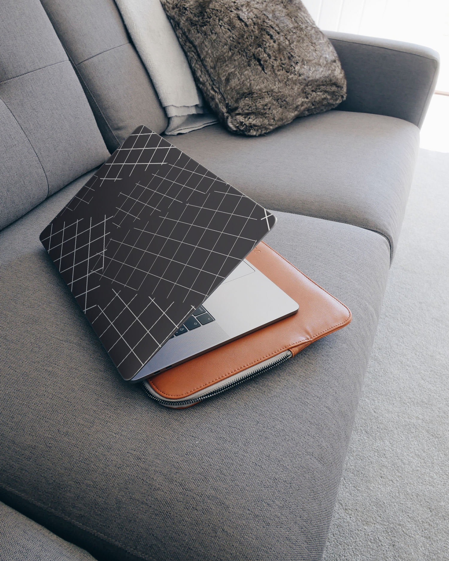 Grids Laptop Aufkleber für 15 Zoll Apple MacBooks auf dem Sofa