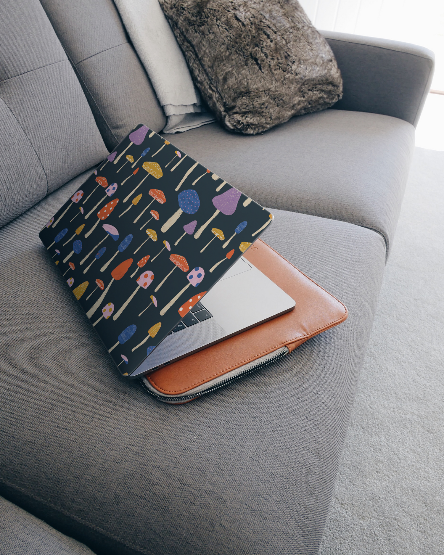 Mushroom Delights Laptop Aufkleber für 15 Zoll Apple MacBooks auf dem Sofa