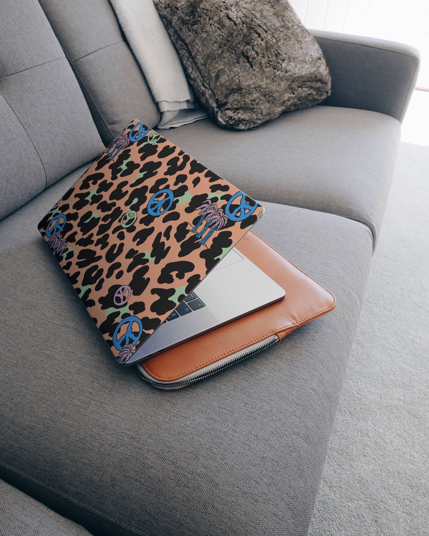 Leopard Peace Palms Laptop Aufkleber für 15 Zoll Apple MacBooks auf dem Sofa