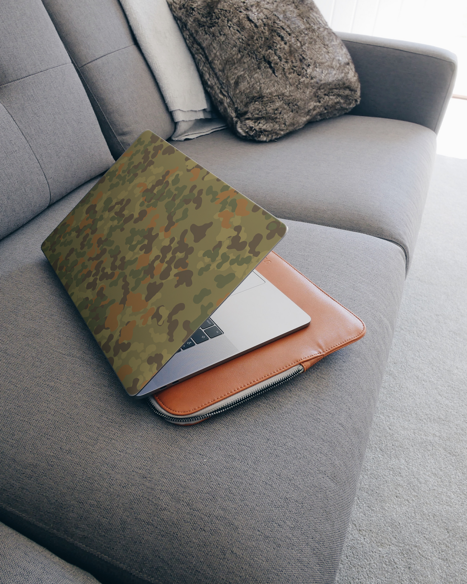 Spot Camo Laptop Aufkleber für 15 Zoll Apple MacBooks auf dem Sofa