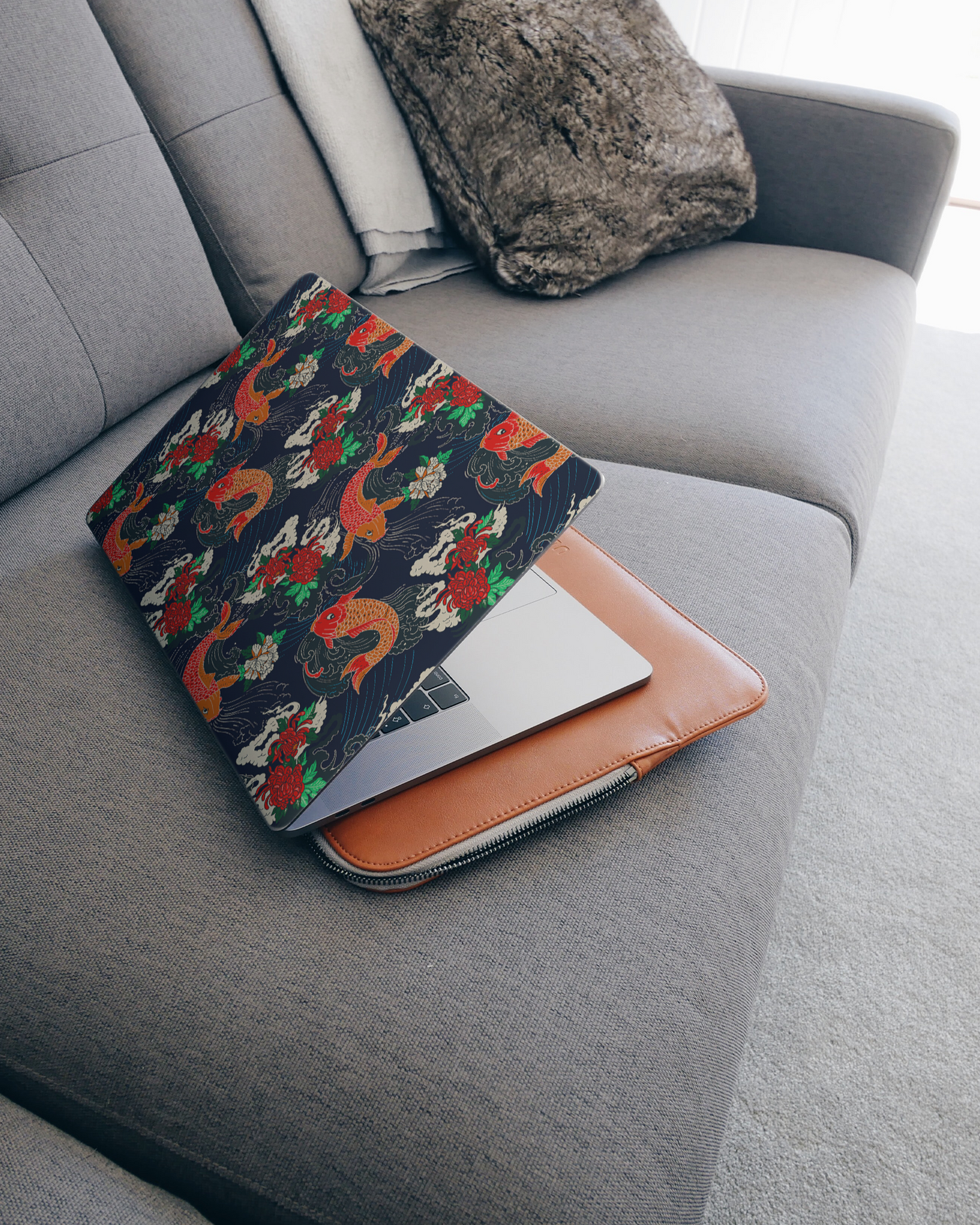 Repeating Koi Laptop Aufkleber für 15 Zoll Apple MacBooks auf dem Sofa