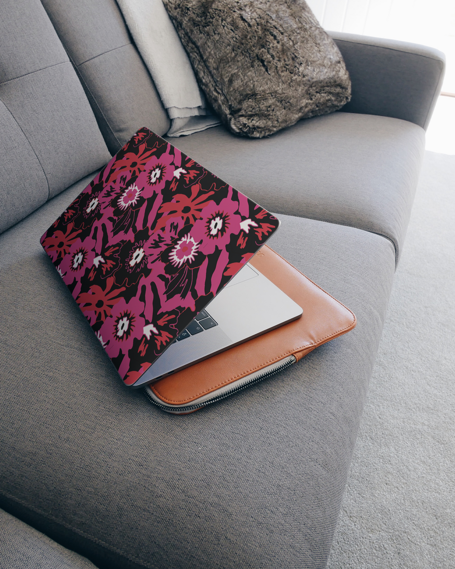 Flower Works Laptop Aufkleber für 15 Zoll Apple MacBooks auf dem Sofa