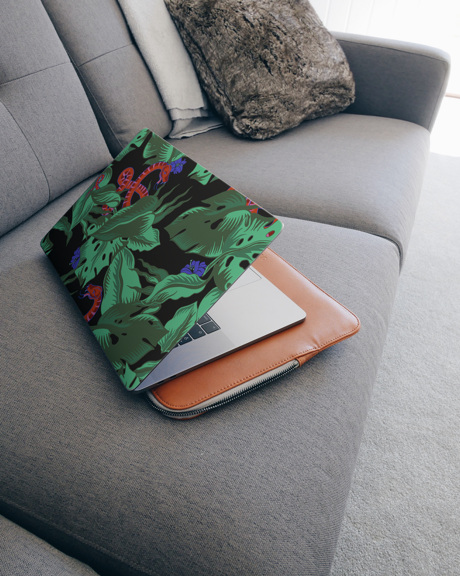 Tropical Snakes Laptop Aufkleber für 15 Zoll Apple MacBooks auf dem Sofa