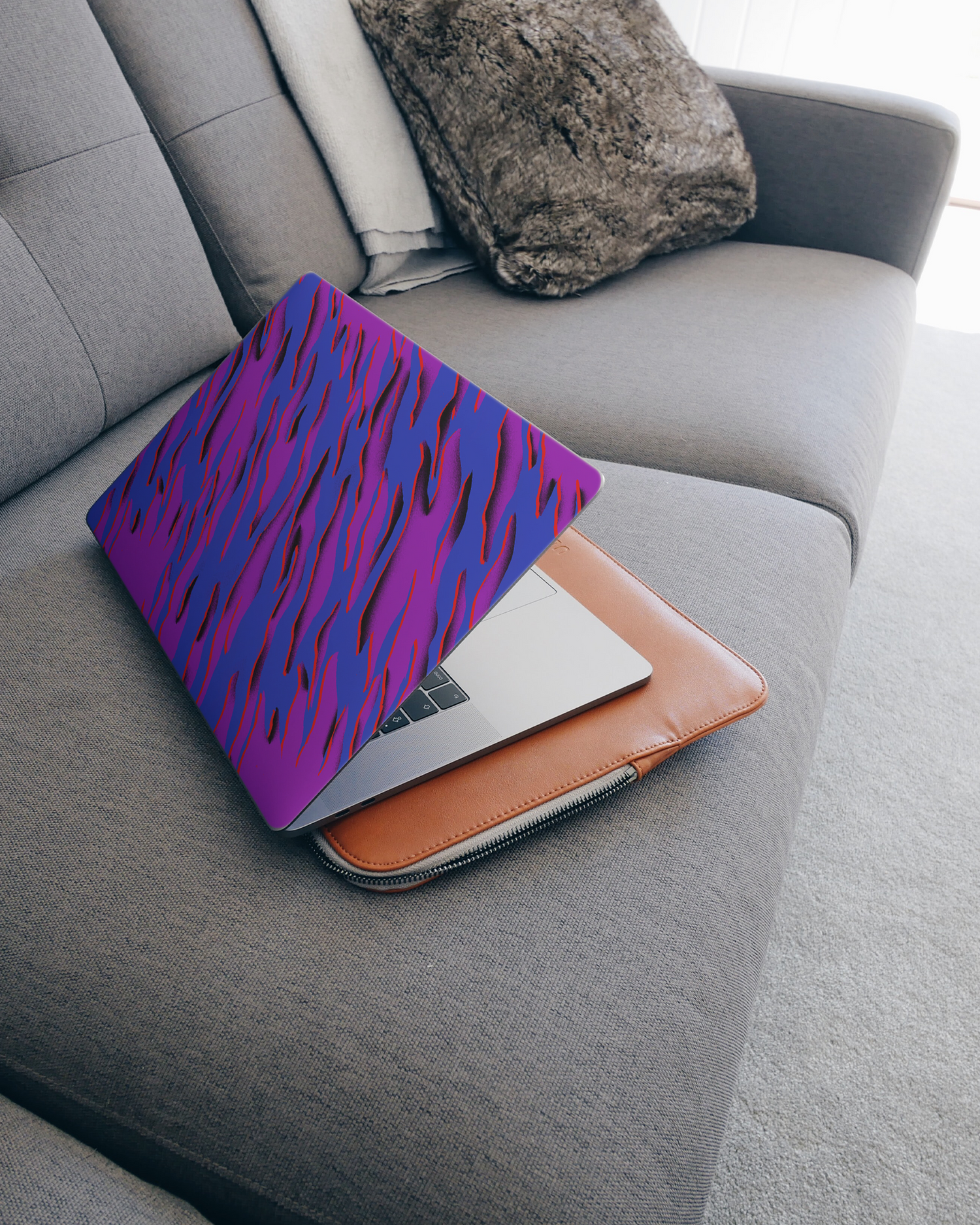Electric Ocean 2 Laptop Aufkleber für 15 Zoll Apple MacBooks auf dem Sofa