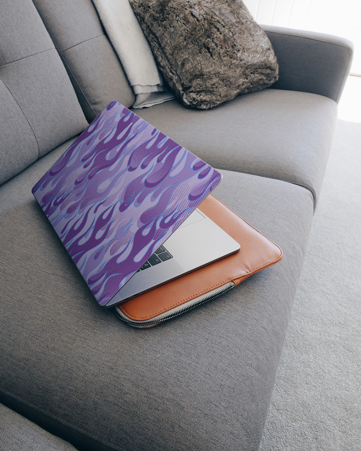 Purple Flames Laptop Aufkleber für 15 Zoll Apple MacBooks auf dem Sofa