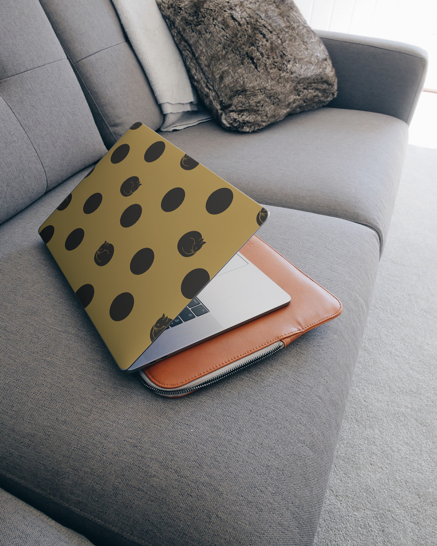 Polka Cats Laptop Aufkleber für 15 Zoll Apple MacBooks auf dem Sofa