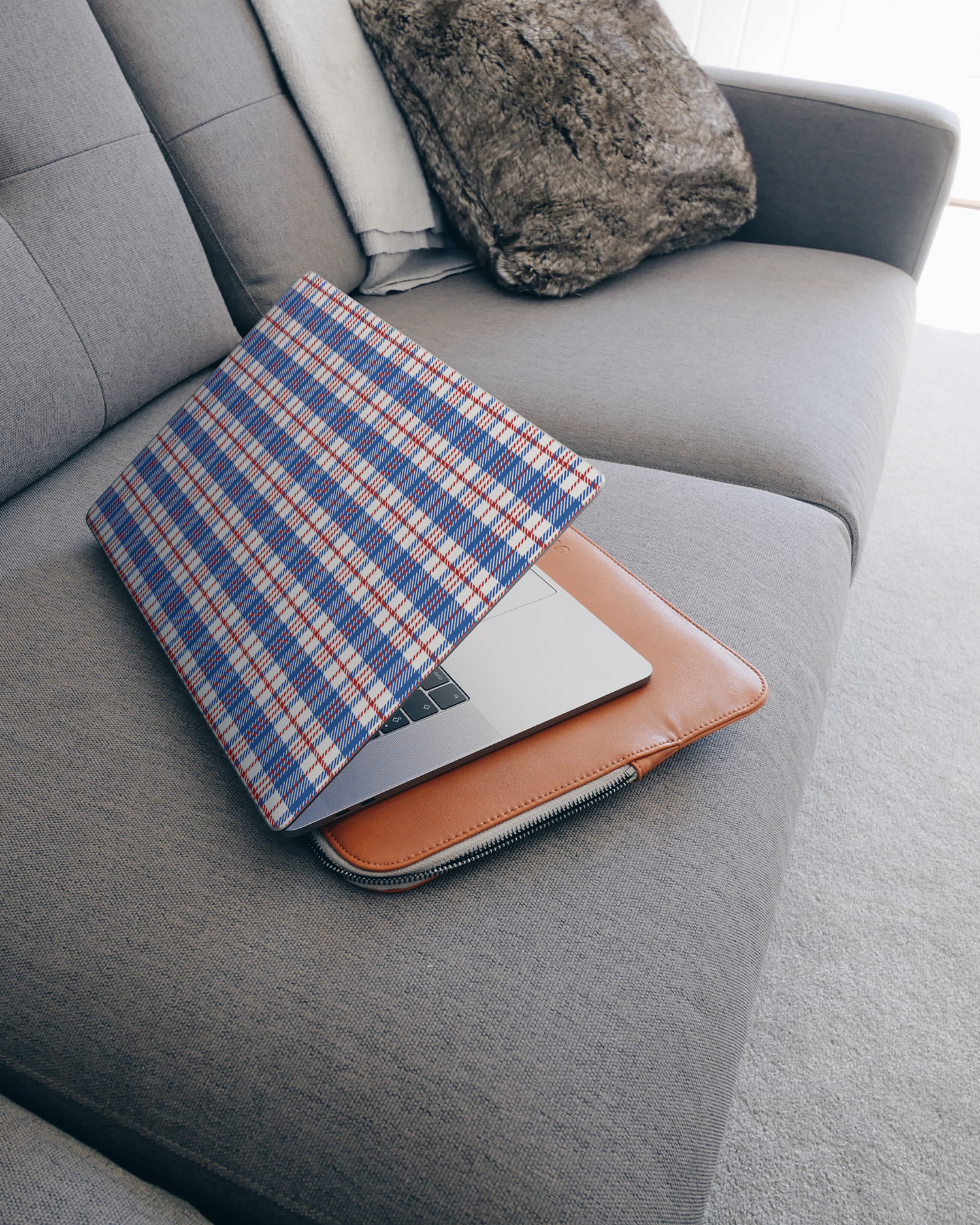 Plaid Market Bag Laptop Aufkleber für 15 Zoll Apple MacBooks auf dem Sofa