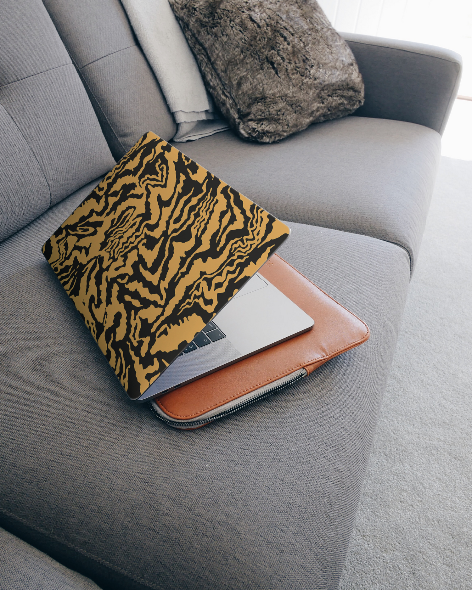 Warped Tiger Stripes Laptop Aufkleber für 15 Zoll Apple MacBooks auf dem Sofa