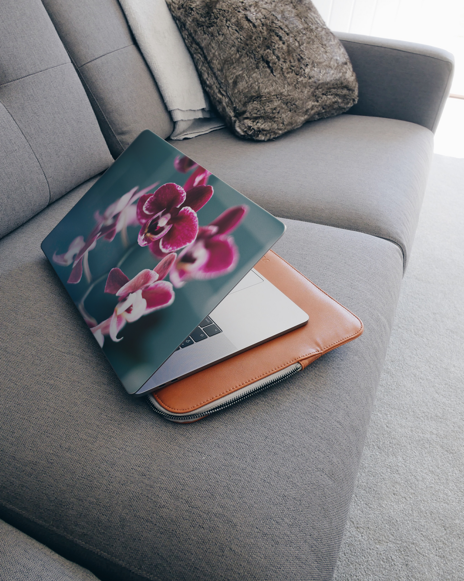 Orchid Laptop Aufkleber für 15 Zoll Apple MacBooks auf dem Sofa