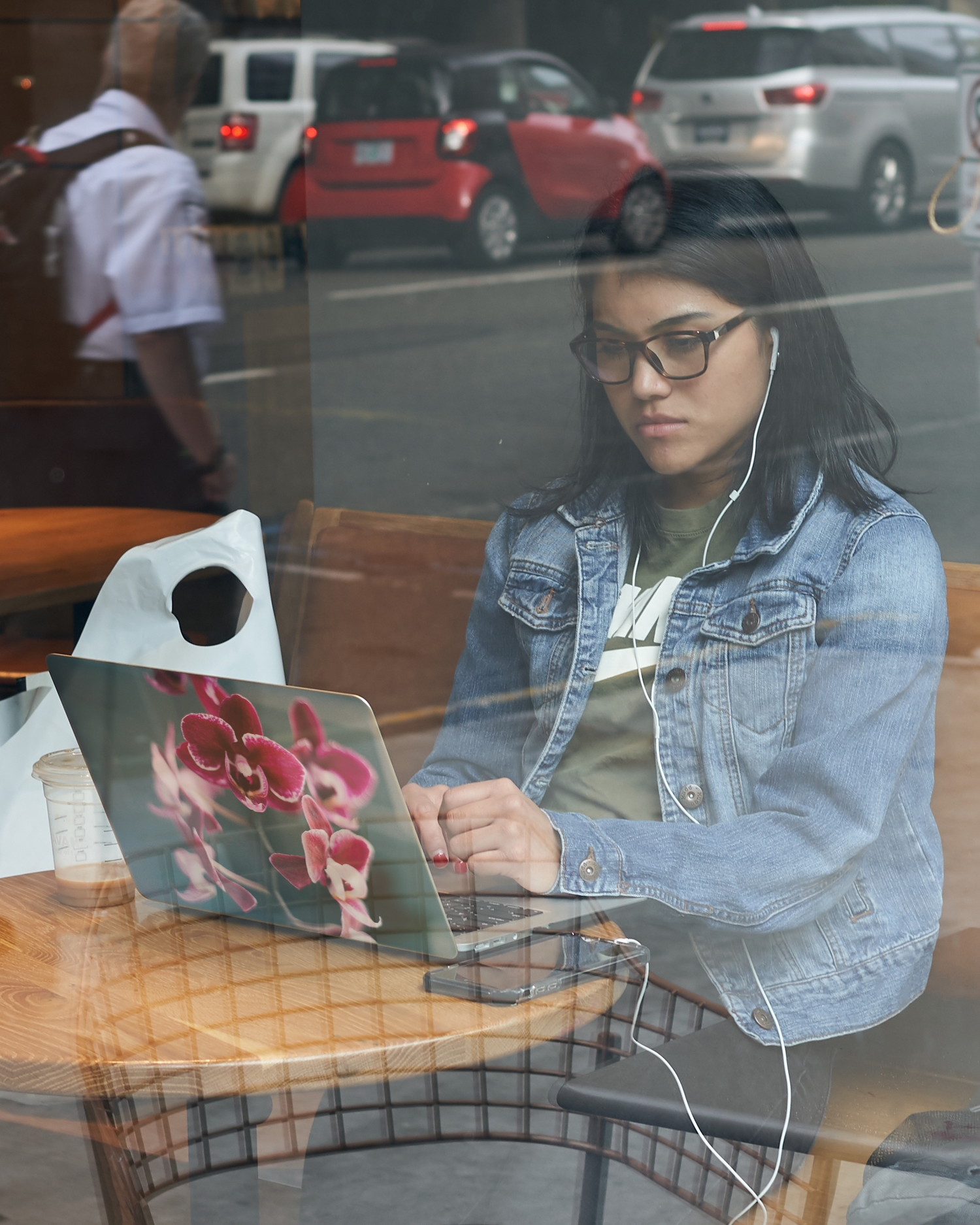 Orchid Laptop Aufkleber für 15 Zoll Apple MacBooks bei der Arbeit