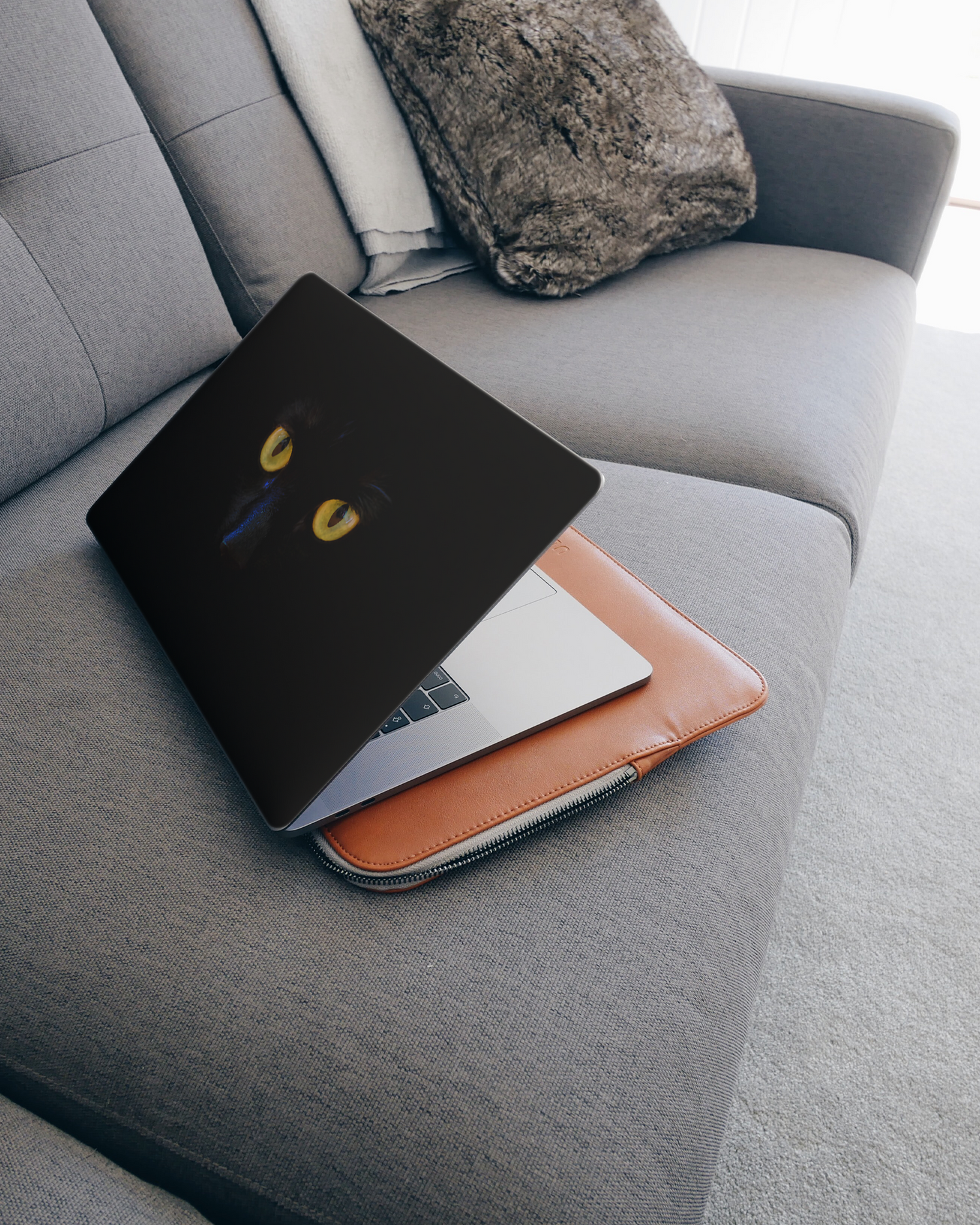 Black Cat Laptop Aufkleber für 15 Zoll Apple MacBooks auf dem Sofa