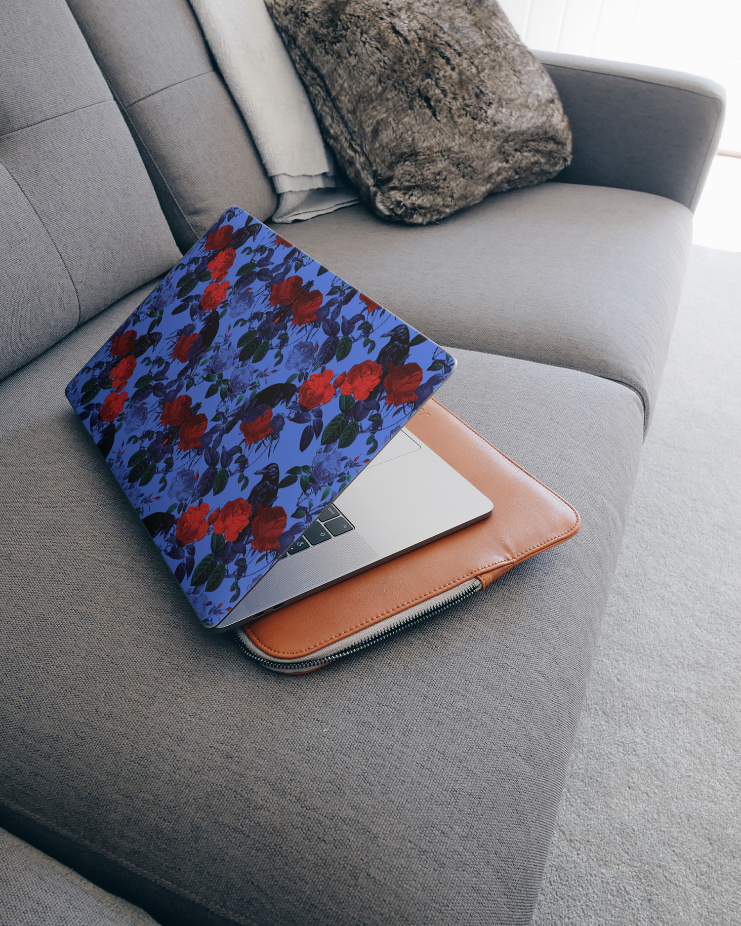 Roses And Ravens Laptop Aufkleber für 15 Zoll Apple MacBooks auf dem Sofa